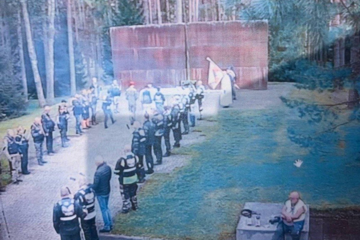 Польские байкеры-провокаторы устроили обряд с факелами на мемориале под Тверью