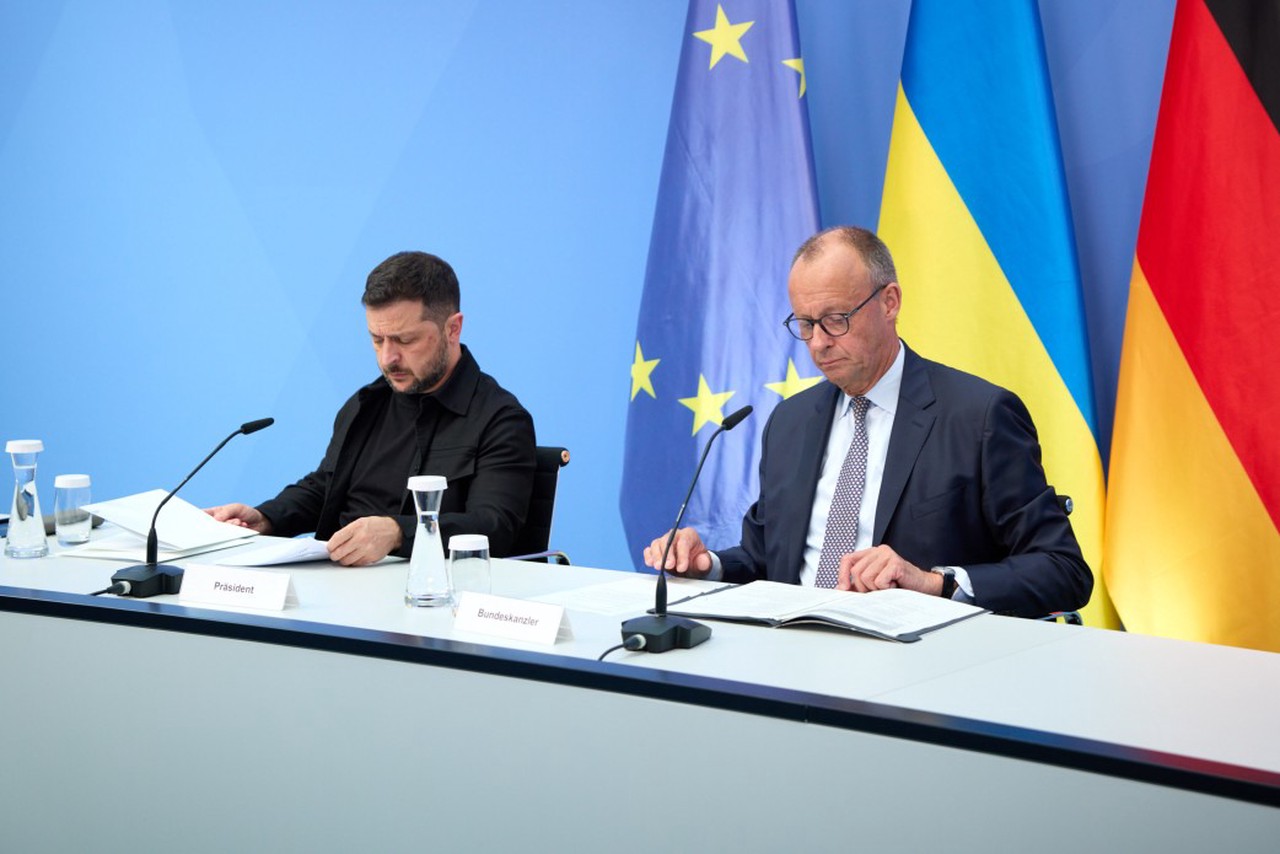 Украина в огне, Зеленский в бешенстве: Трамп забрал все средства ПВО, а Европа прячет от нелегитимного кошелек