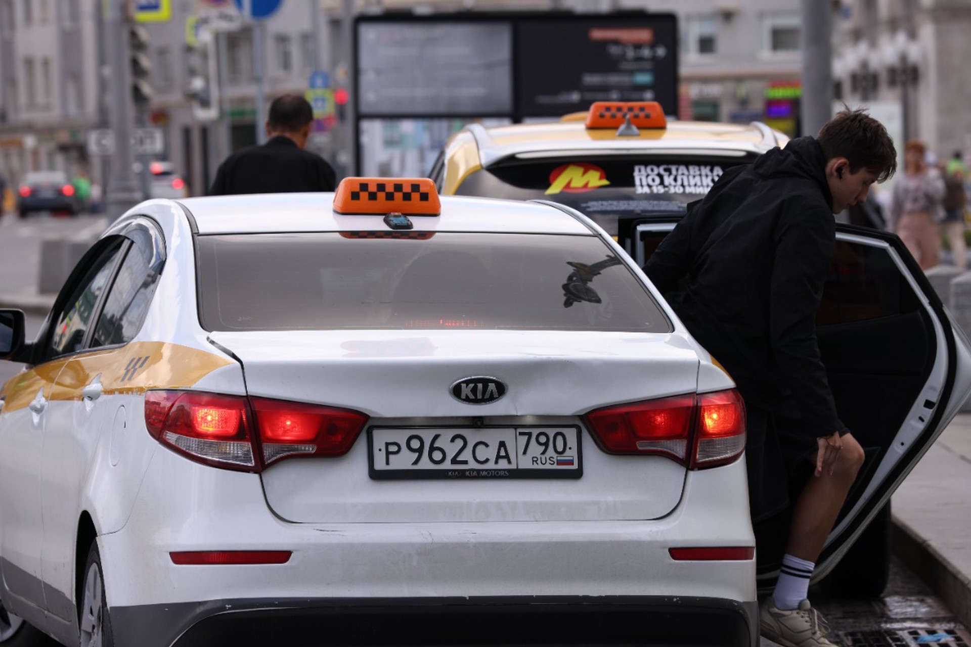 Главное к утру 17 декабря: таксисты против отечественных авто, чиновникам разрешили не подавать декларации, чаты в Maх узаконили