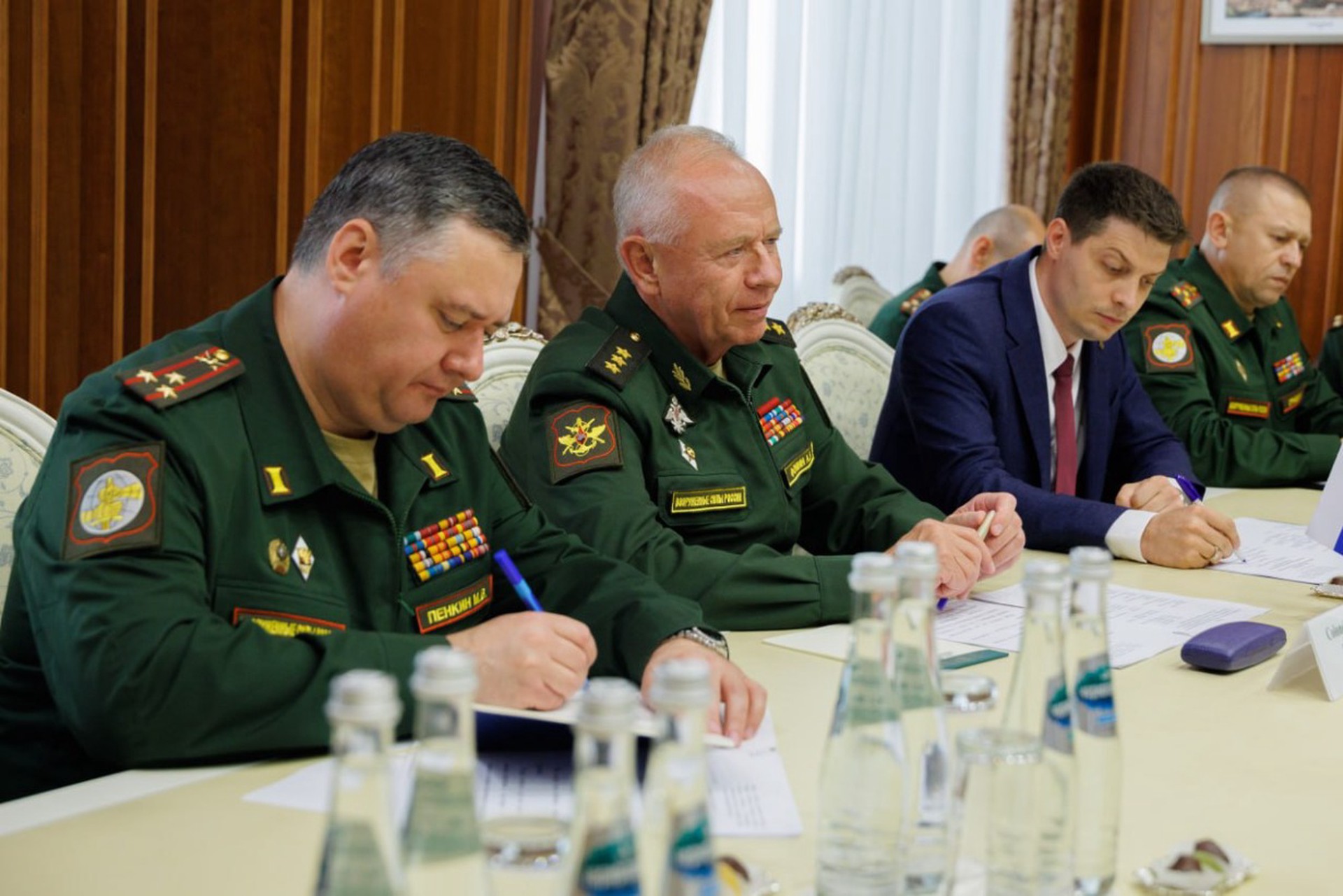 Замминистра обороны РФ обсудил с послом Индии сотрудничество двух стран