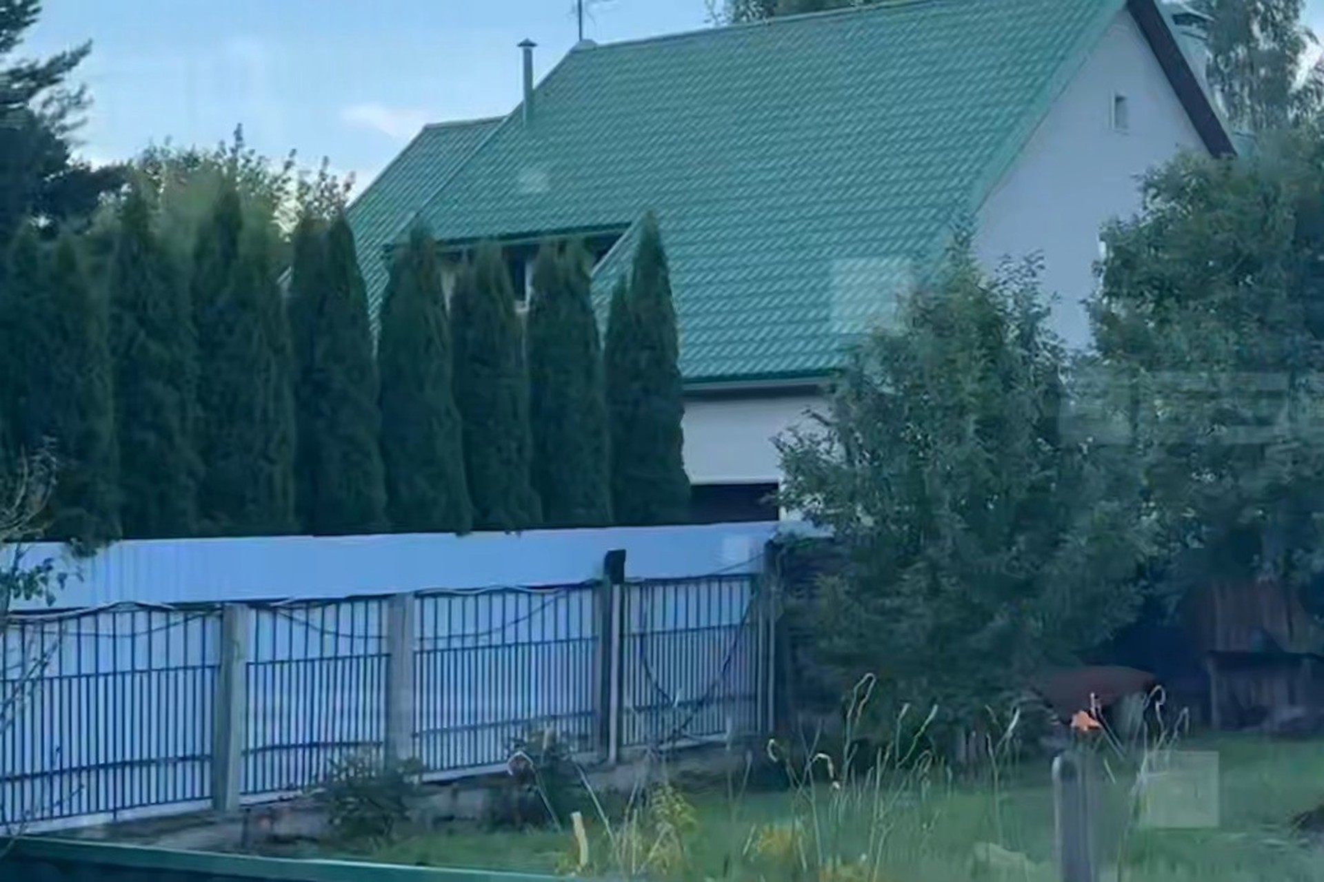 Таинственный черный автомобиль ежедневно приезжает к заброшенному дому Макаревича*