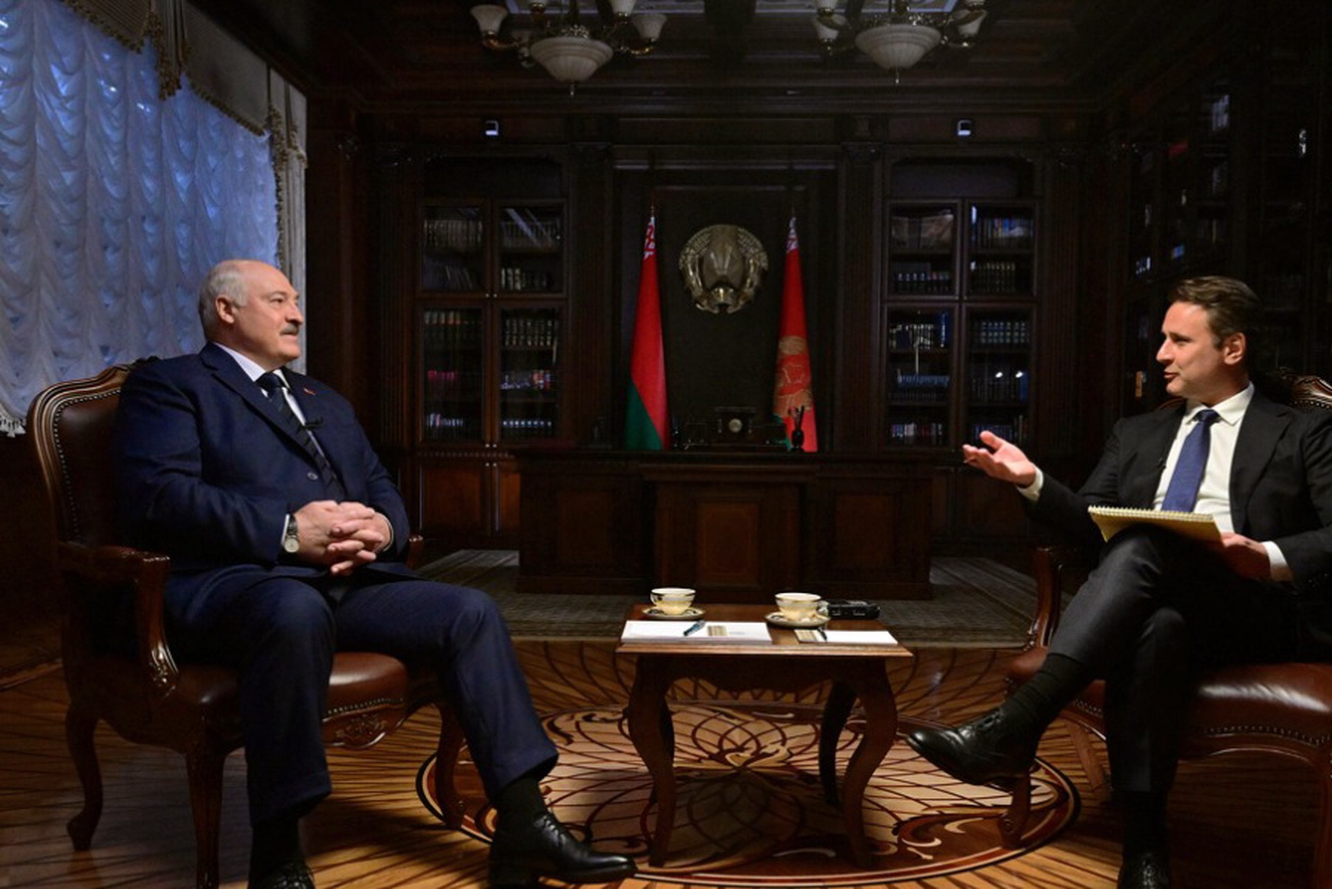 Лукашенко заявил, что не позволит «стрелять русским в спину»