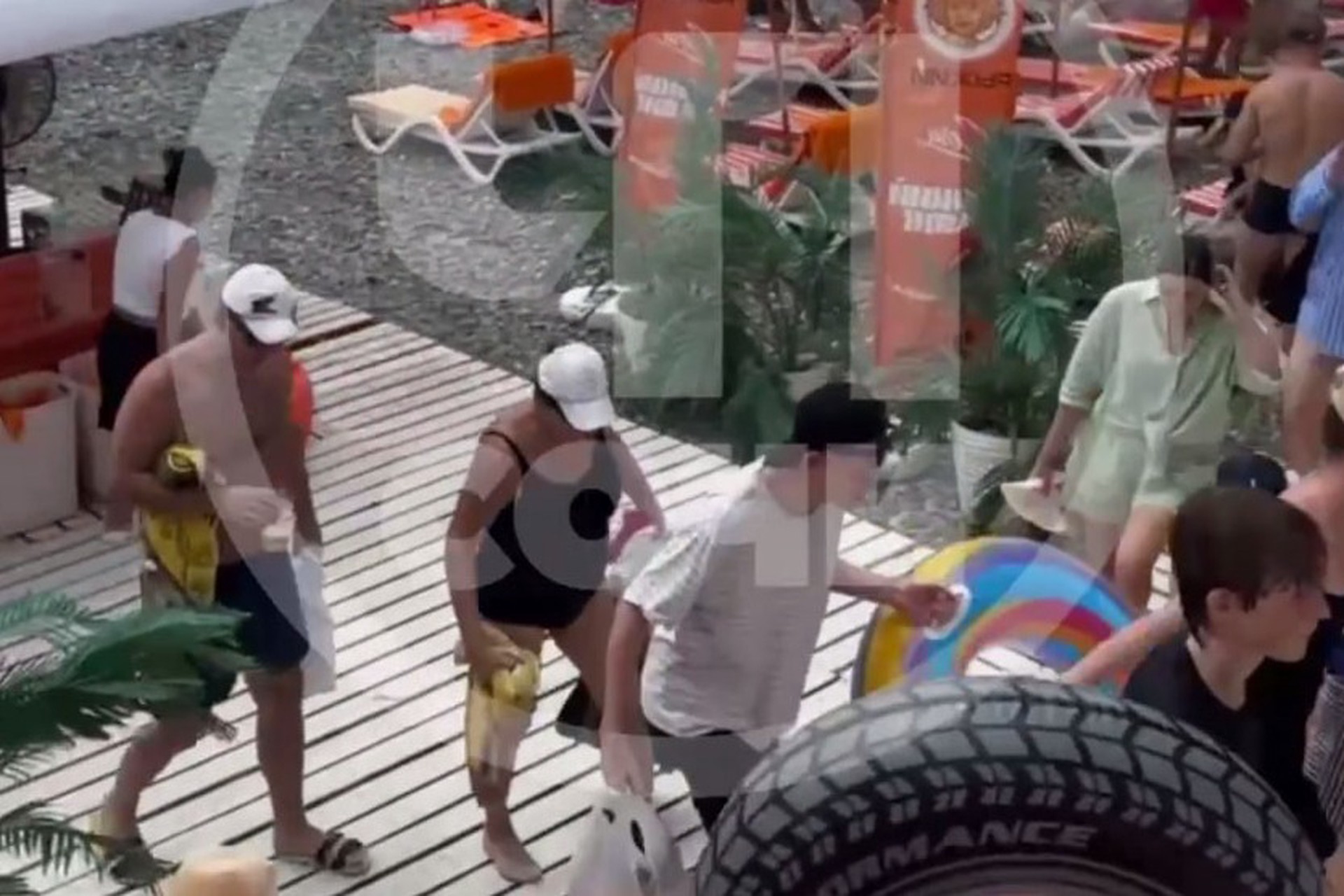 Обстановку на сочинских пляжах при атаке беспилотников сняли на видео