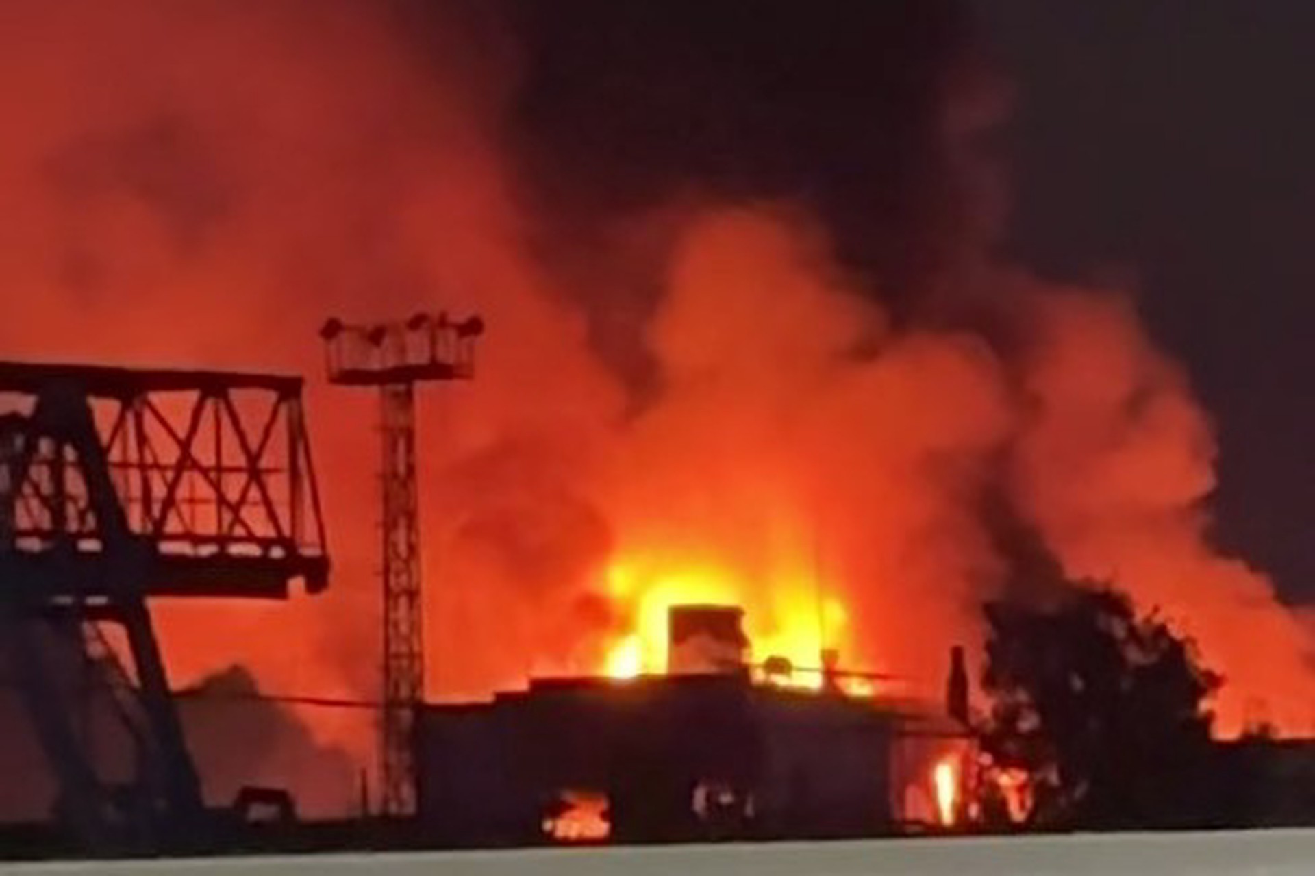 Мощный пожар охватил промзону в Ярославле