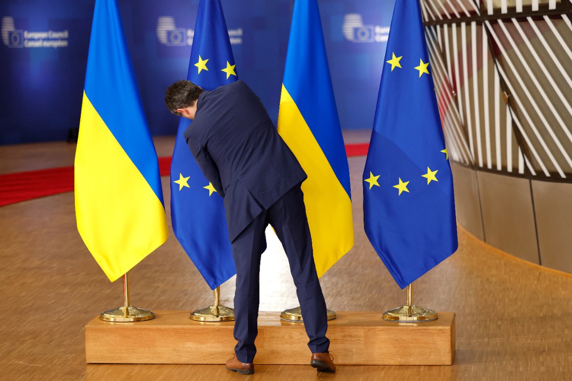 СМИ по нитке: зачем Европа создает иллюзию о подготовке встречи Путина с Зеленским