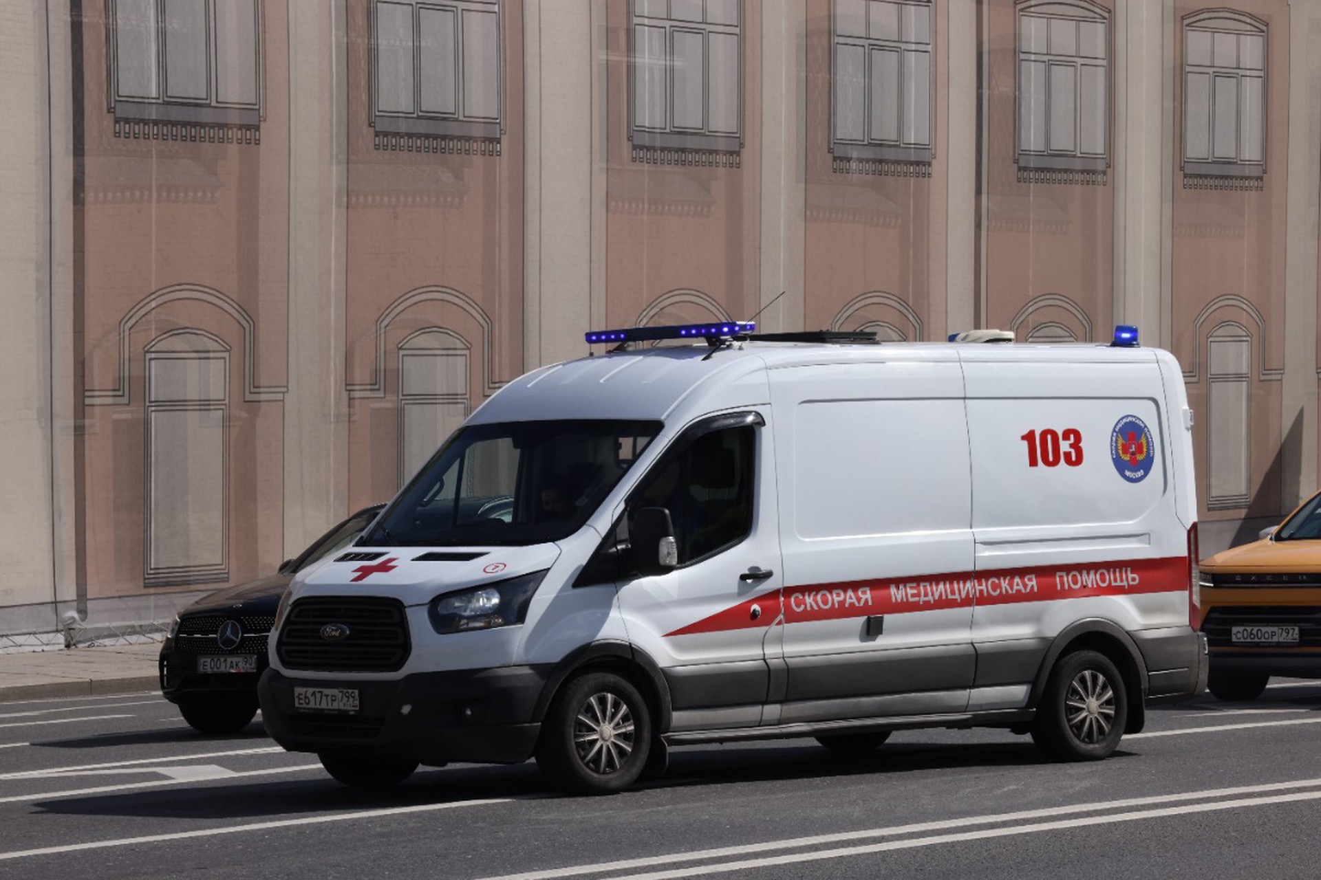 В Москве опаздывающая в школу девочка угодила под трамвай