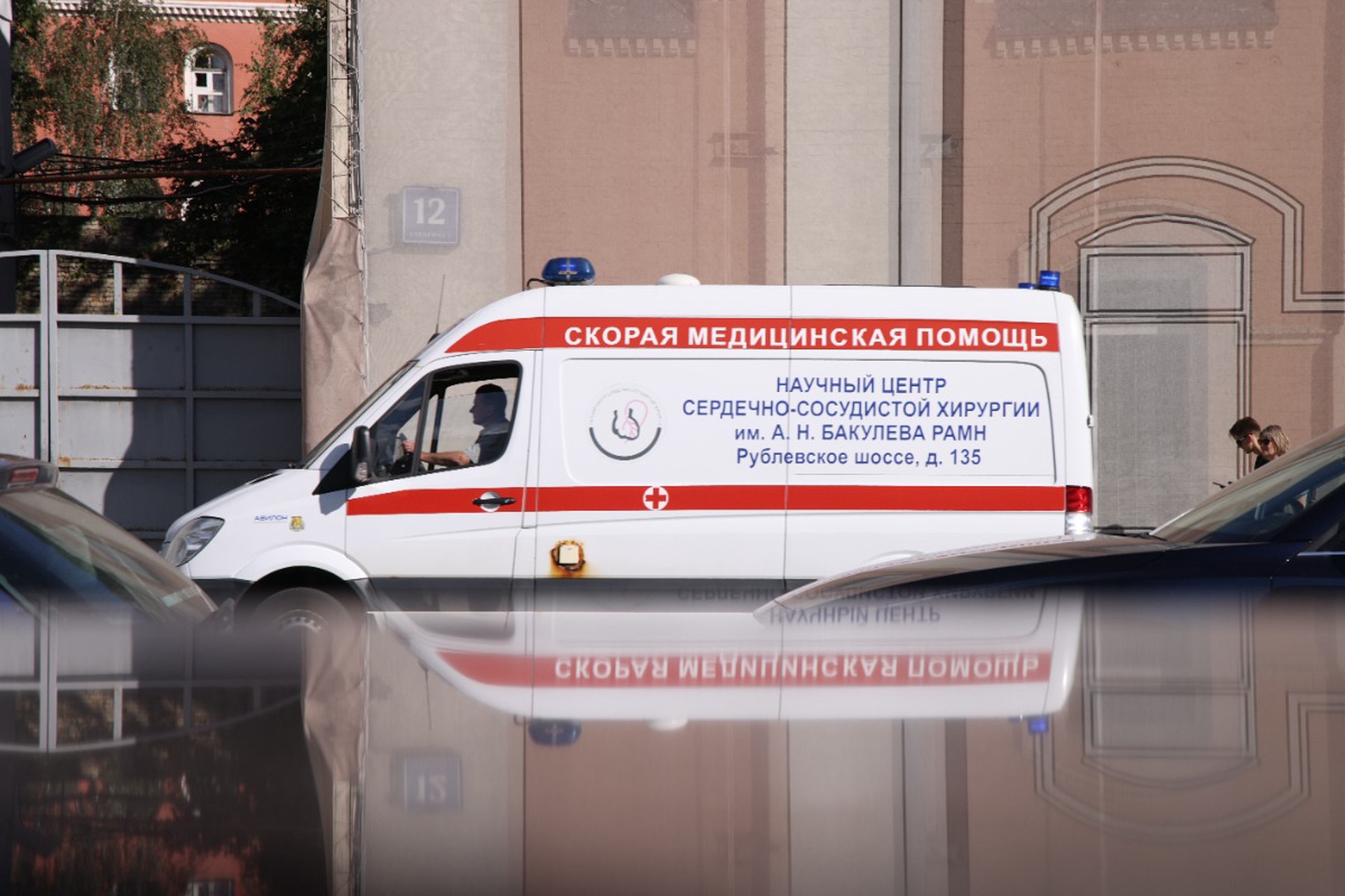 В Москве трактор наехал на женщину на тротуаре, она скончалась на месте