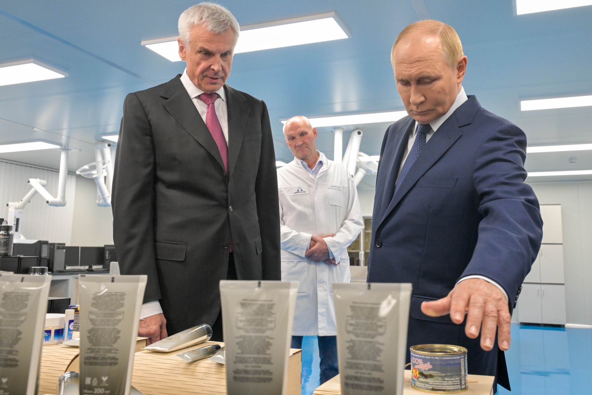 Путин посетил завод «Омега-Си» и спорткомплекс во время визита в Магадан