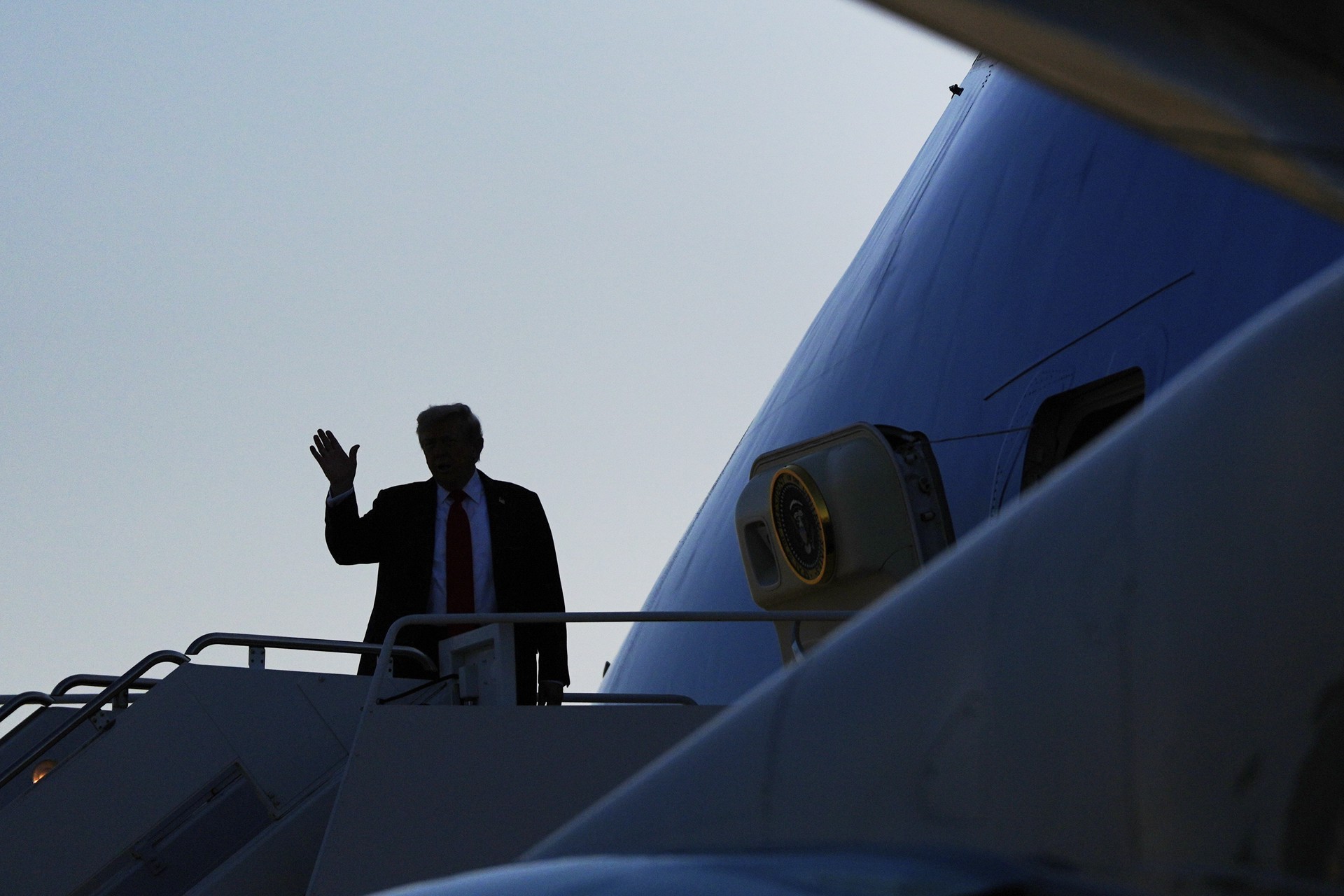 Трамп сообщил, что пока не намерен вводить санкции против России