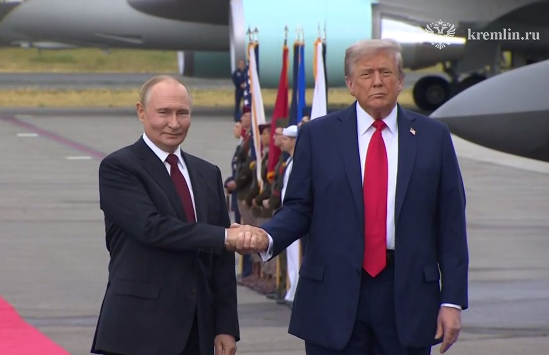 На Аляске начались переговоры Путина и Трампа