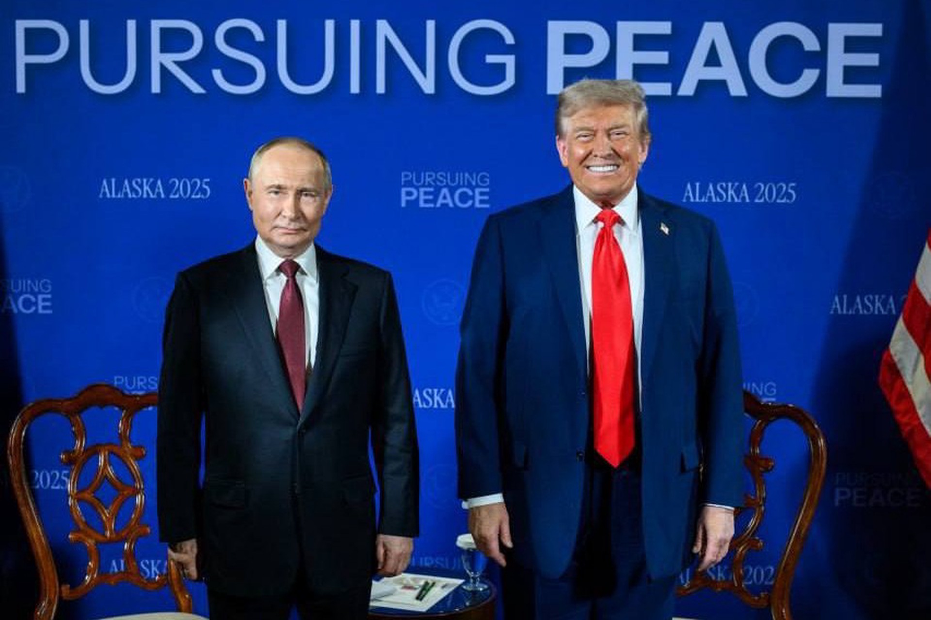 Белый дом показал совместный снимок Путина и Трампа перед началом саммита