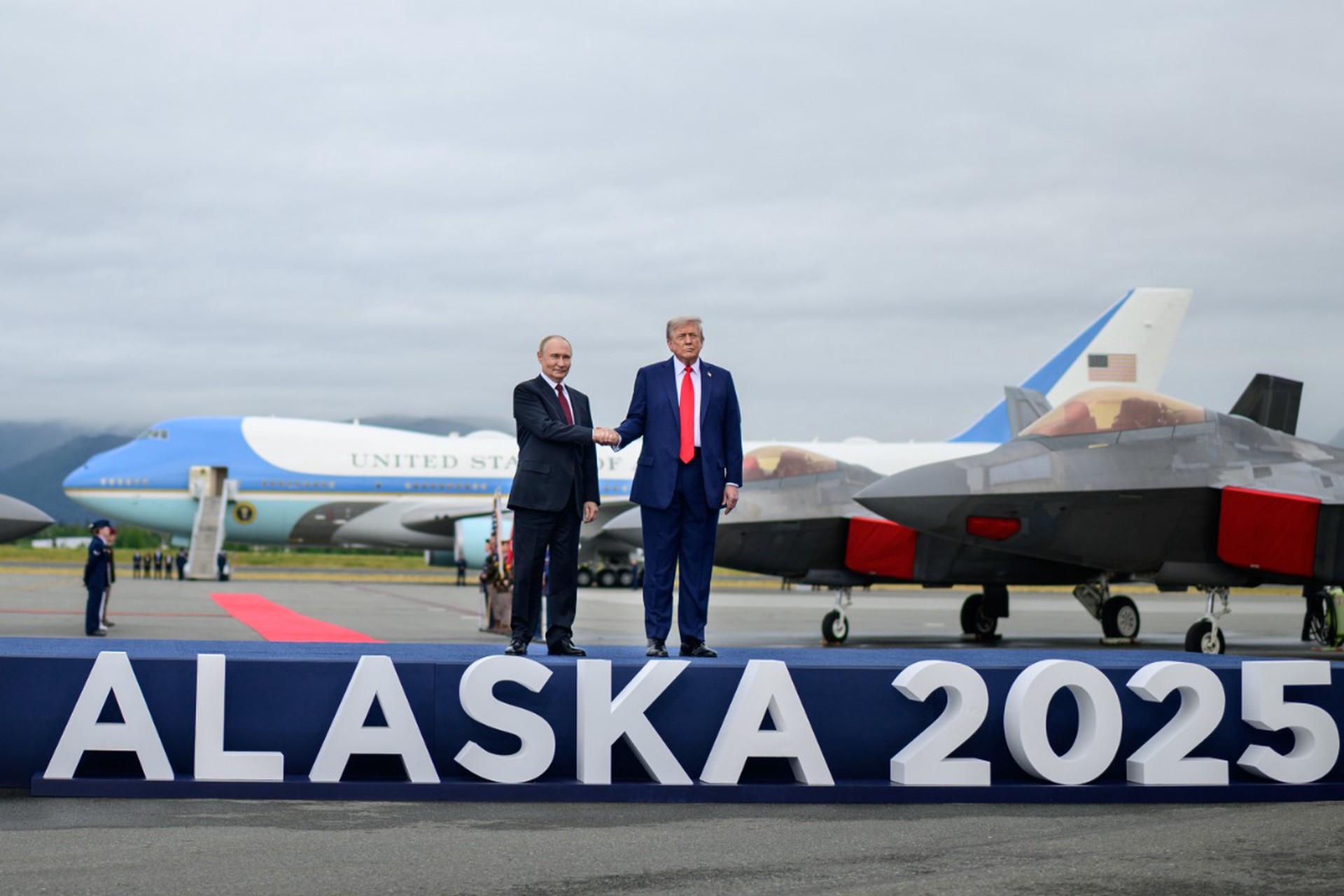 CNN: Язык жестов Путина и Трампа далек от холодного