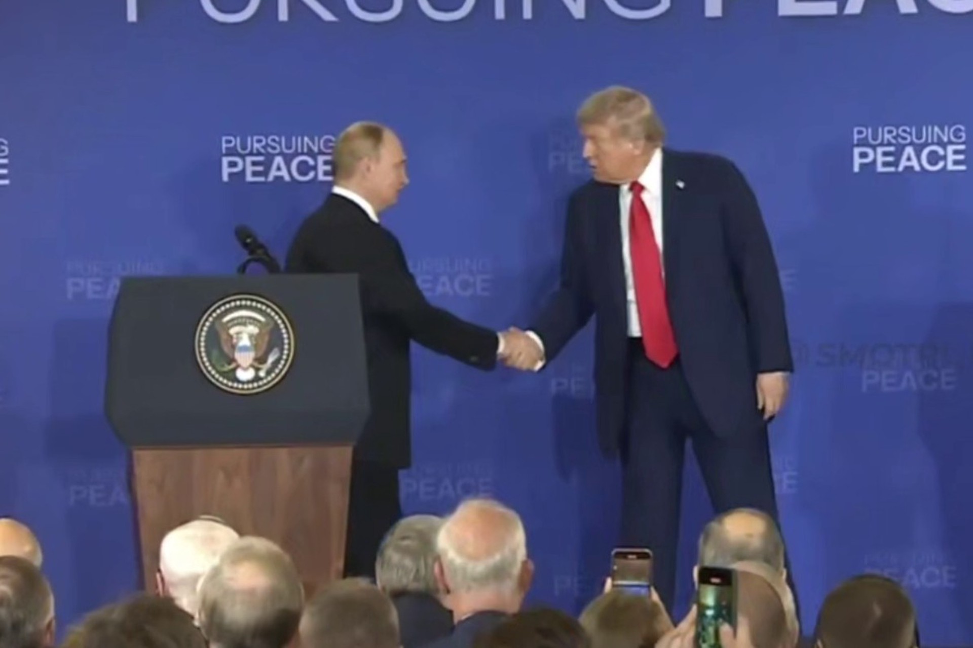 Путин пригласил Трампа в Москву словами «Next time in Moscow»
