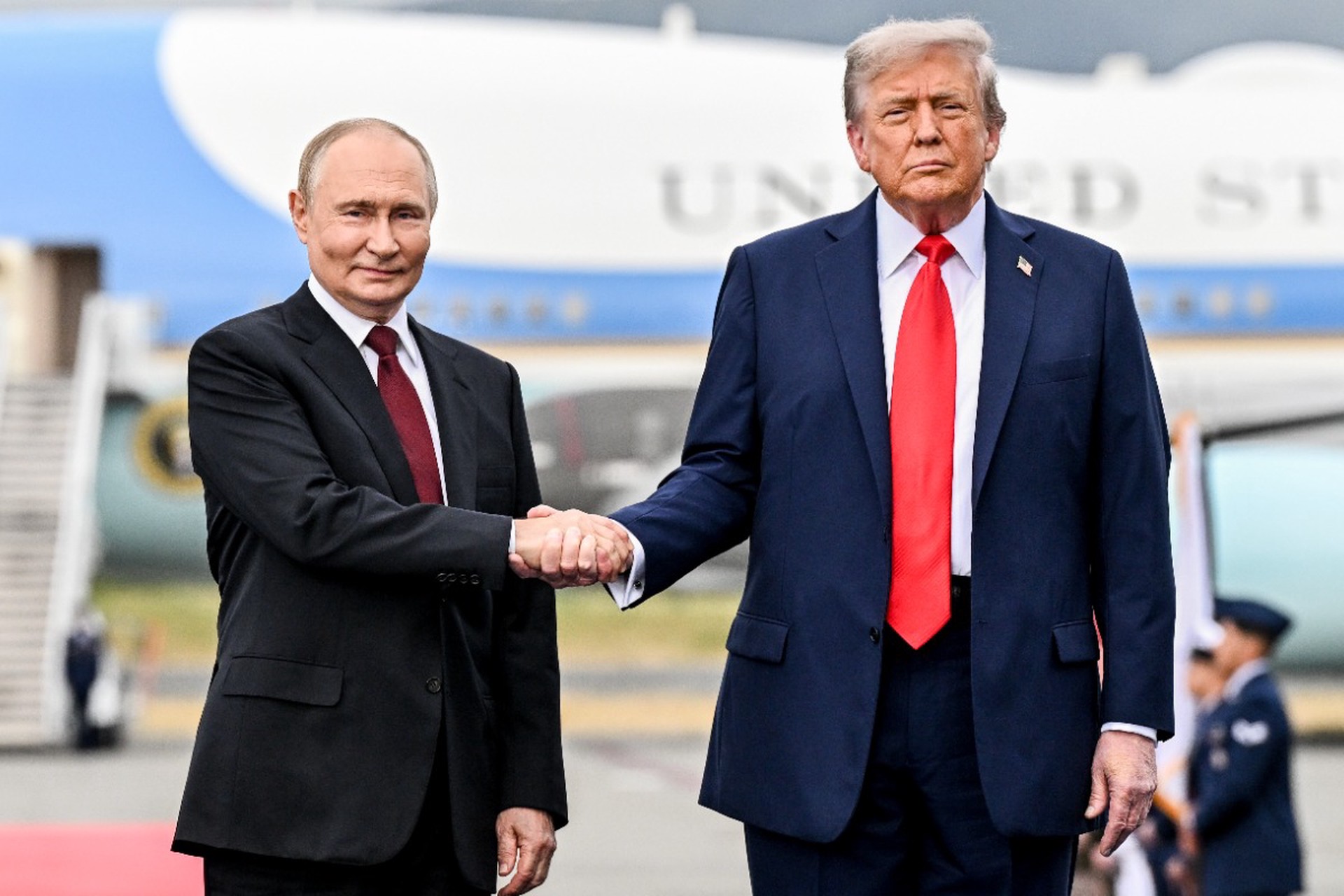 На Аляске начались переговоры Путина и Трампа 