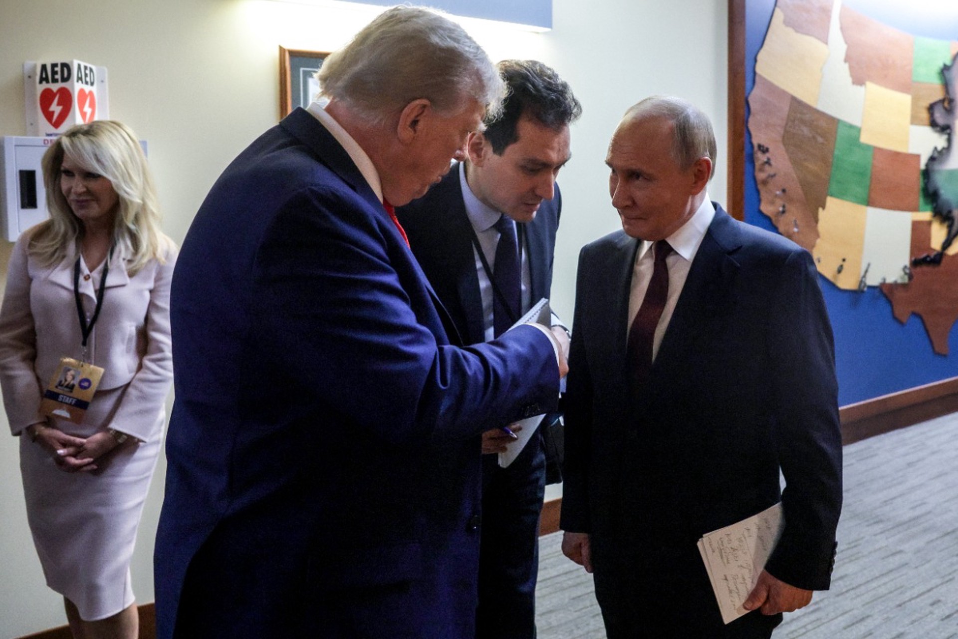 Путин и Трамп завершили переговоры в узком составе спустя почти три часа