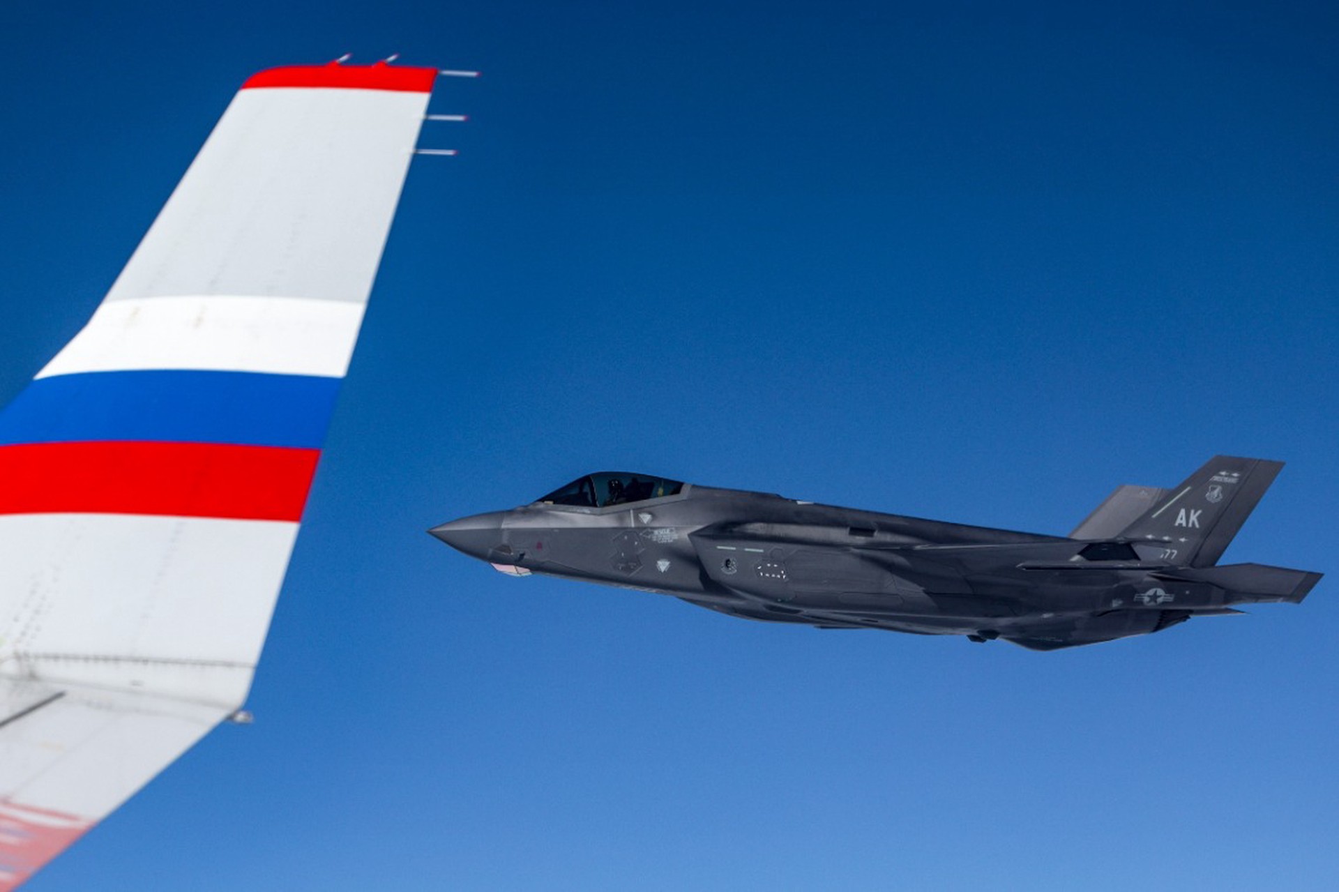 Истребители F-22 сопроводили самолет Путина во время возвращения в Россию
