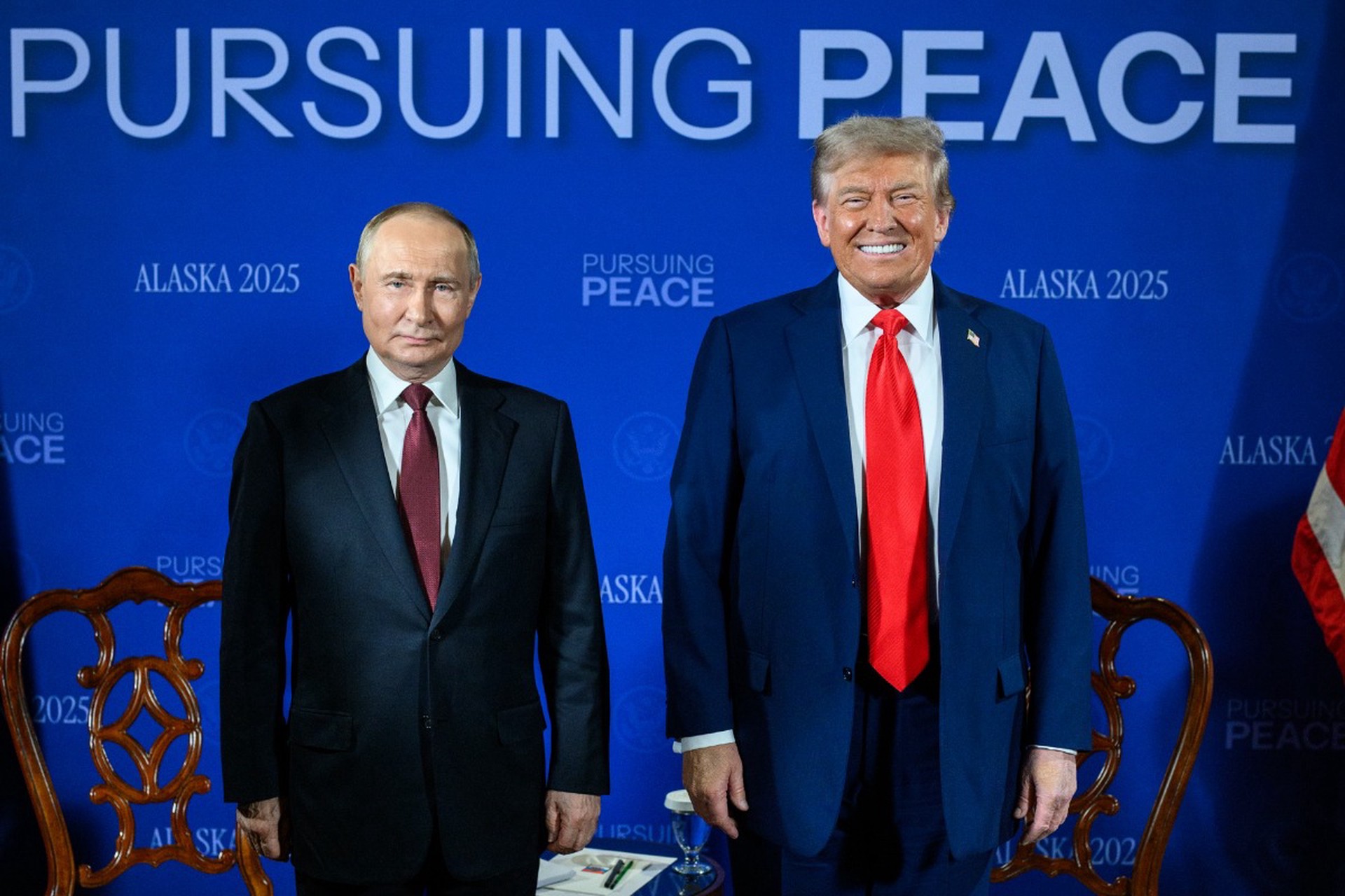 Белый дом показал совместный снимок Путина и Трампа перед началом саммита