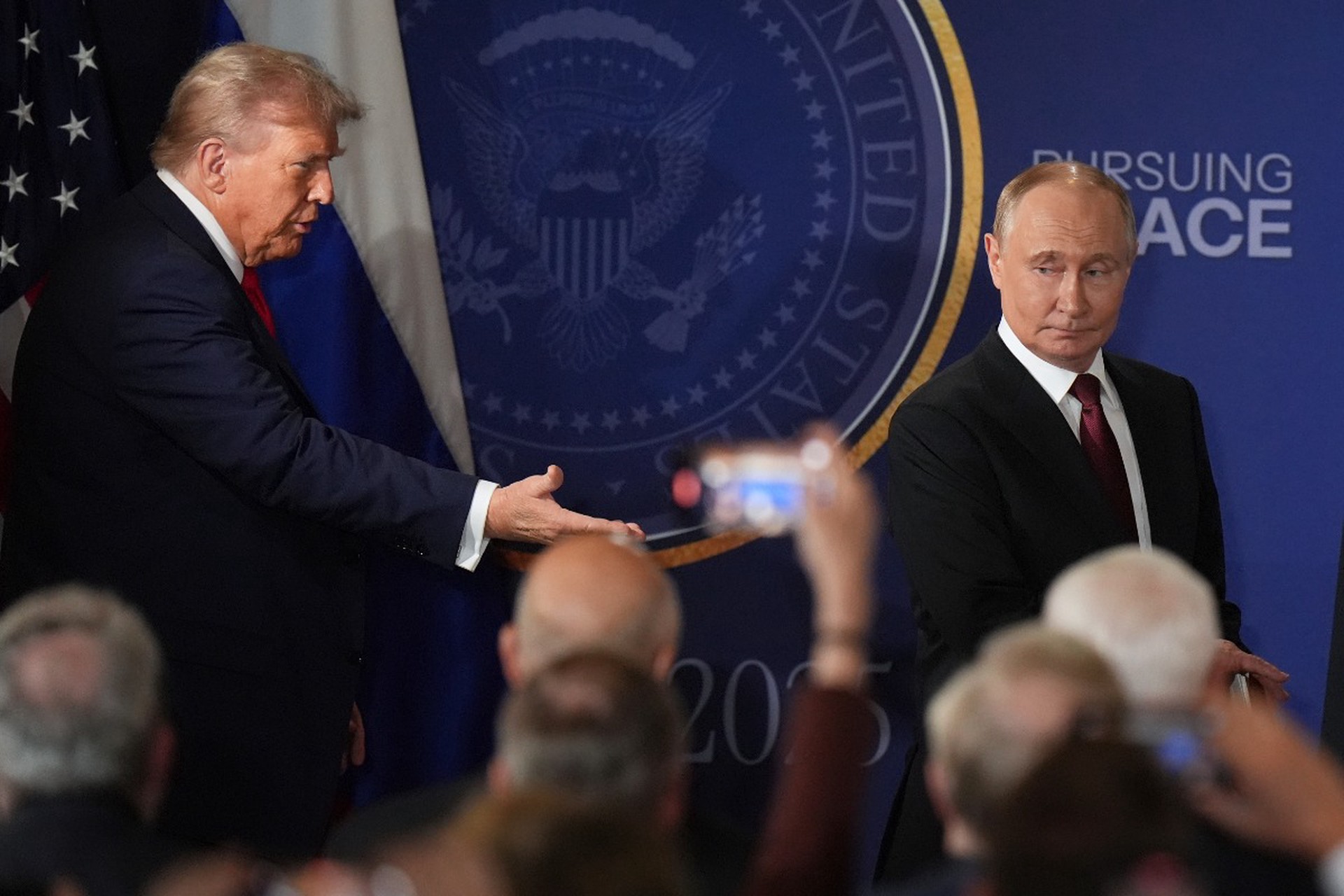 «Холодный душ» от американца: успехи ВС РФ заставили Трампа сесть за стол переговоров