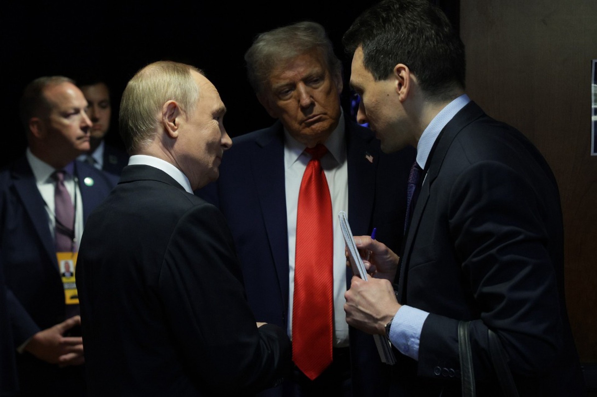 Охранник Трампа упал в обморок во время саммита на Аляске