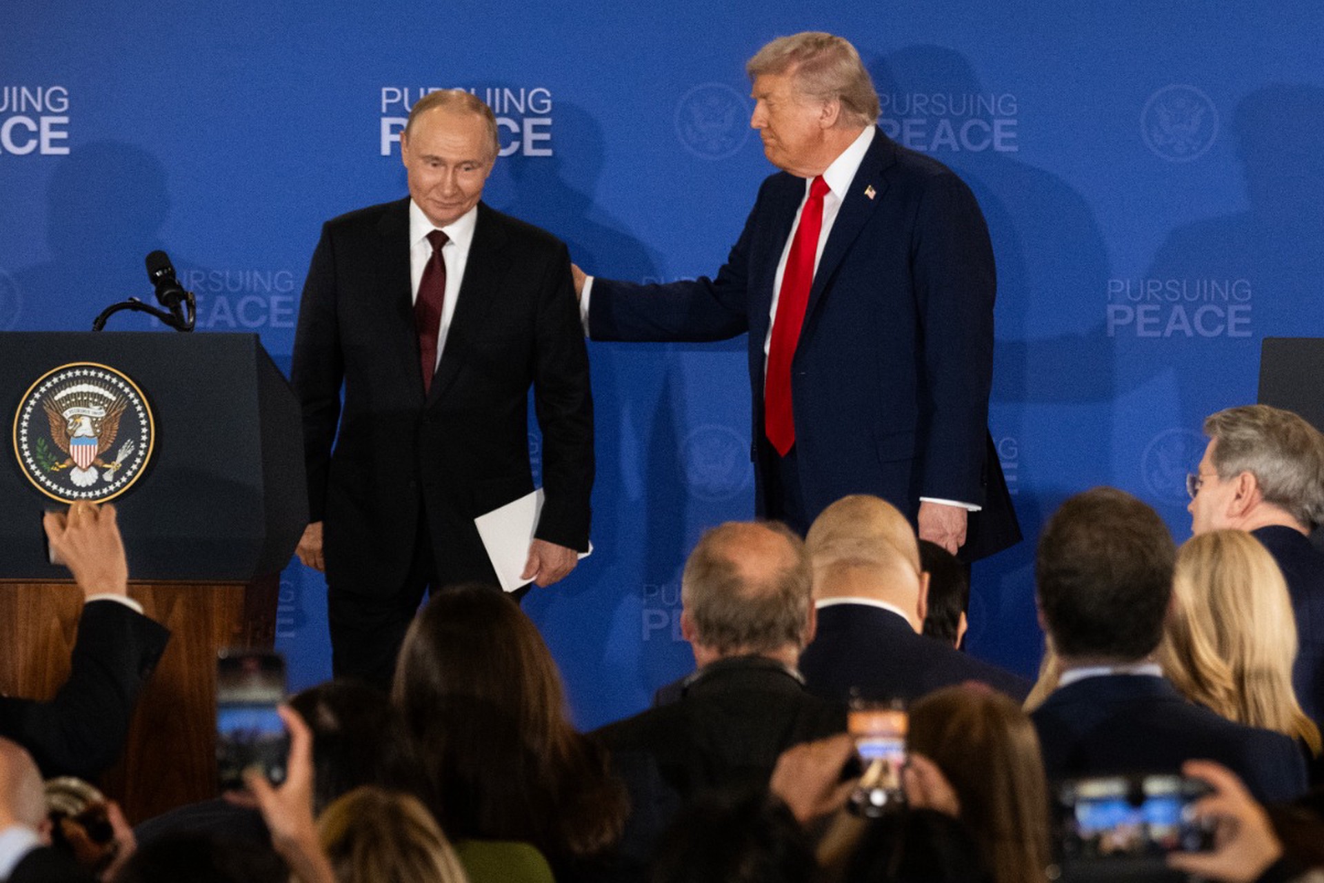 Трамп назвал хорошими переговоры с Путиным