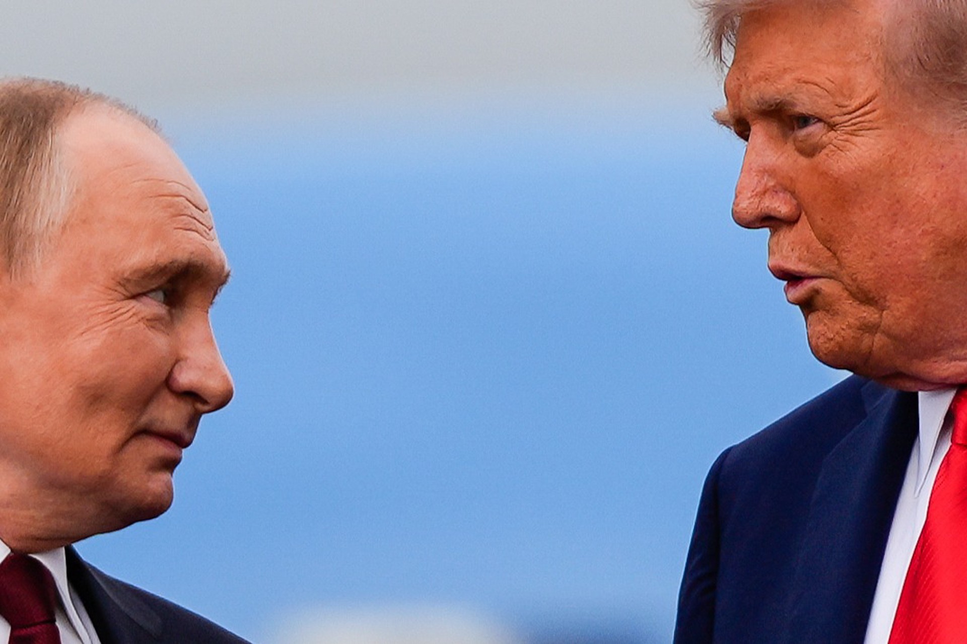 В отеле на Аляске нашли документы об организации саммита Путина и Трампа