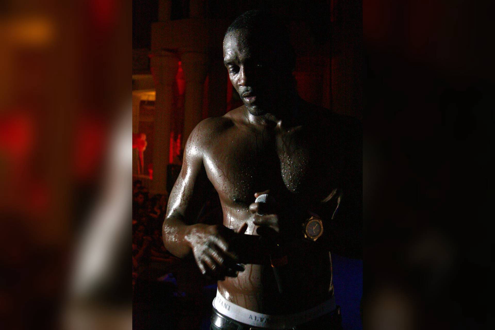 Рэпер Akon избил охранника на концерте в Сочи