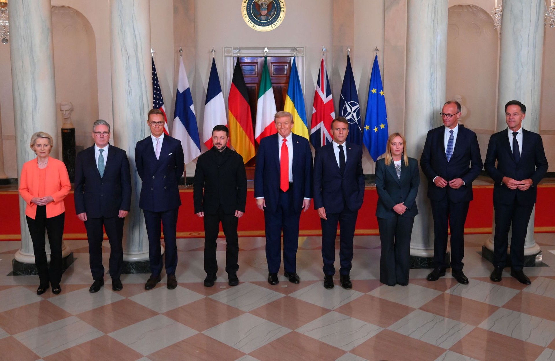 Макрон нарушил дипломатический протокол на фотосессии в Белом доме