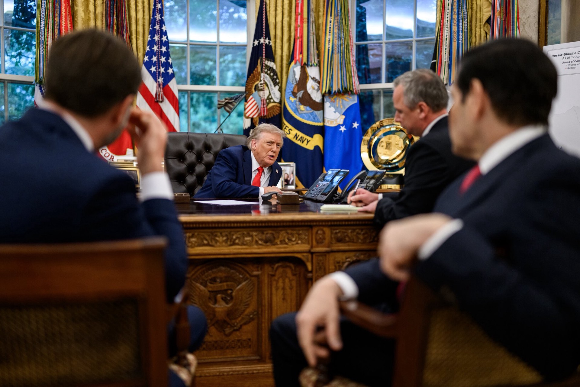 Белый дом показал фото телефонного разговора Трампа и Путина