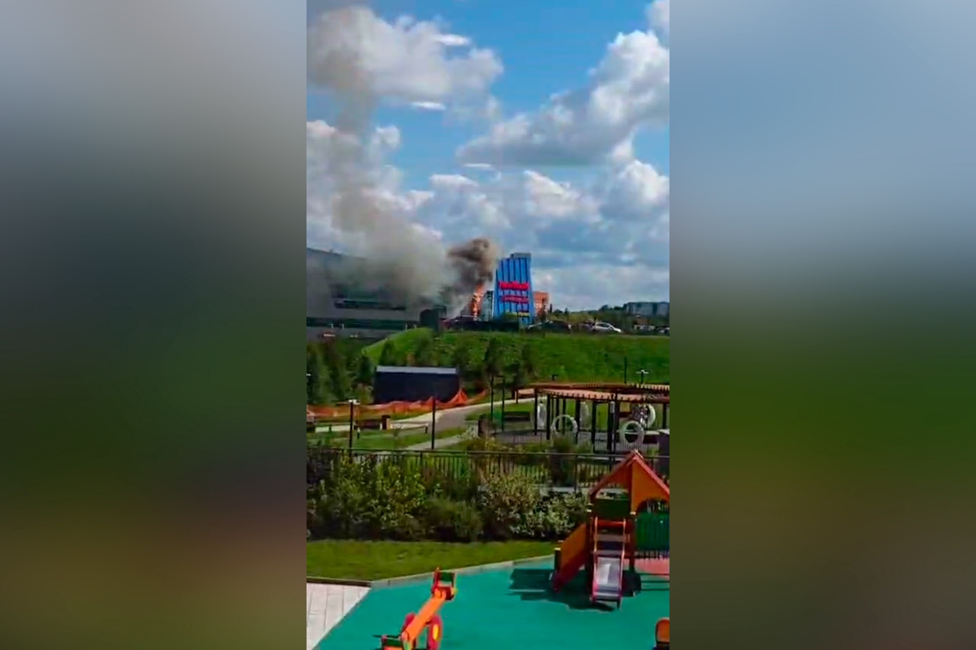 Мощный пожар произошел в ТЦ в Кемерове