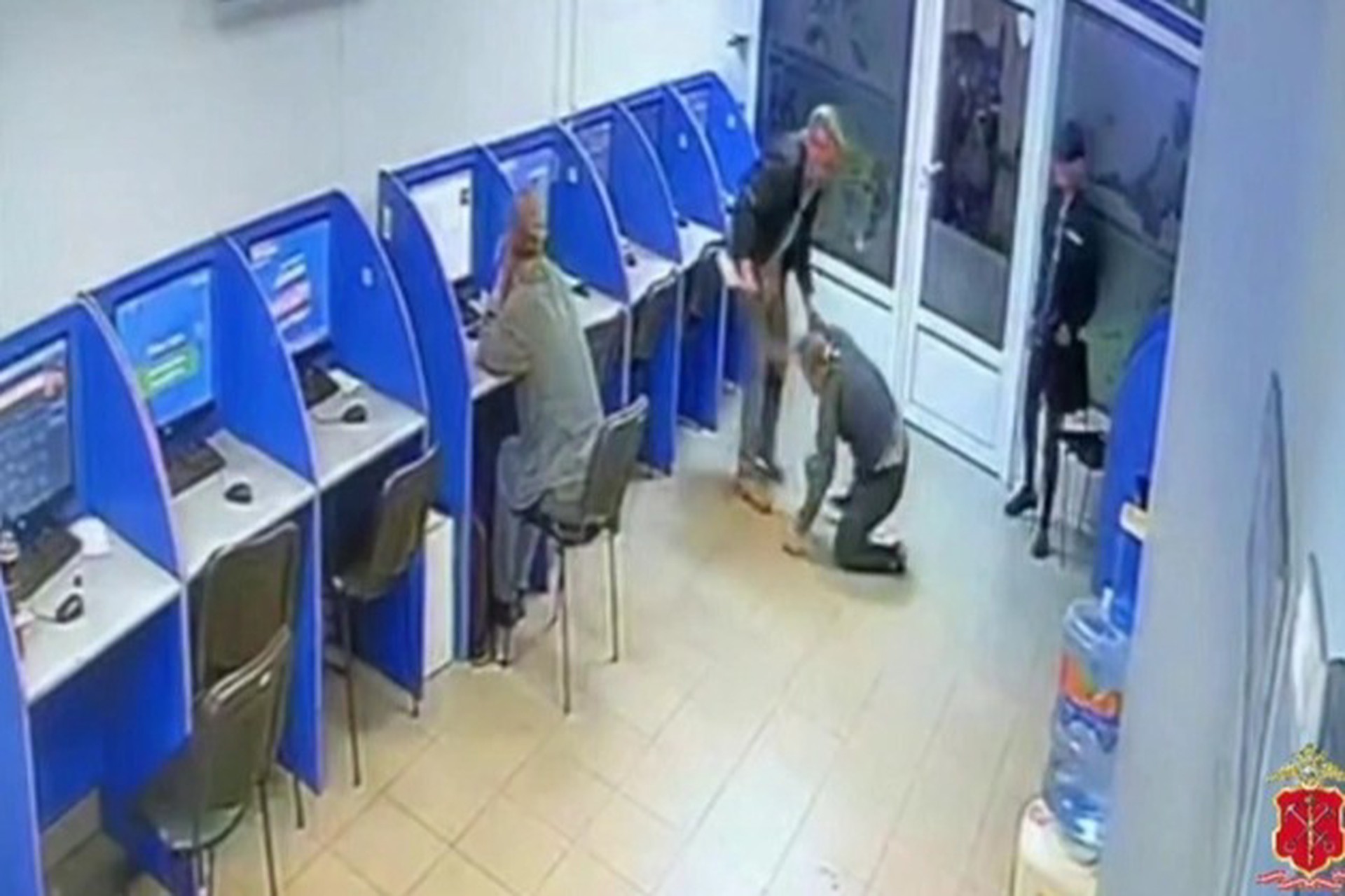 Охранник букмекерской конторы порезал ножом троих посетителей на севере Петербурга