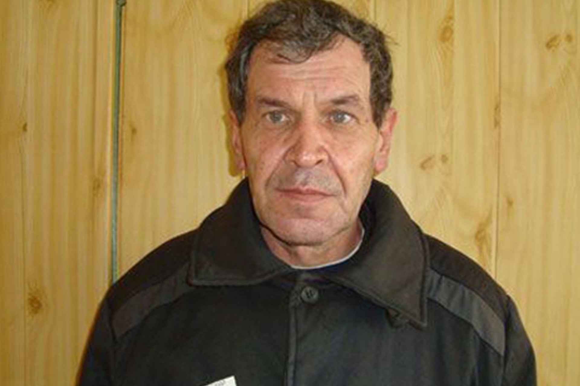 Дом за колючим забором: реальная жизнь по соседству с человеком, оставившим кровавый след в истории