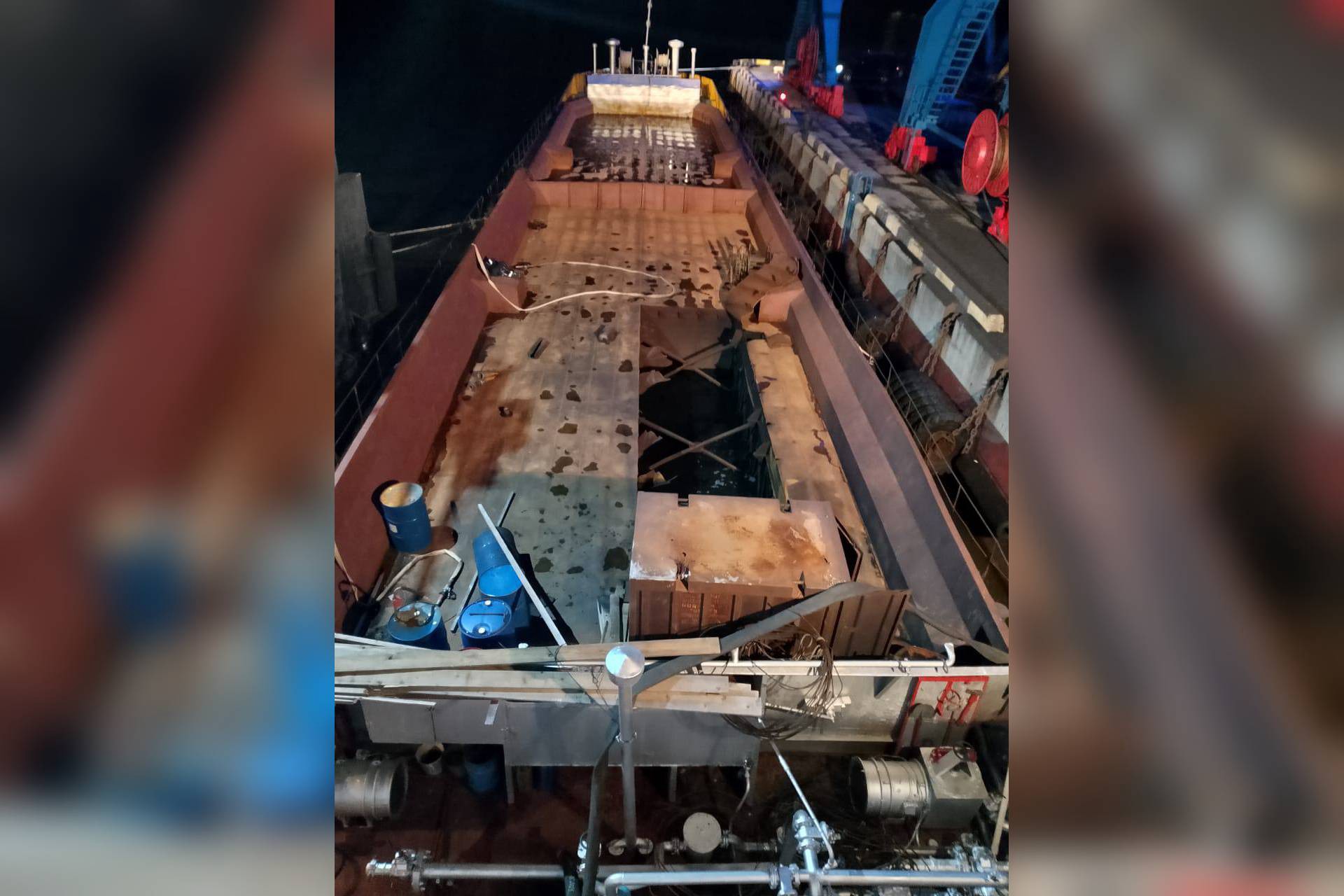 Два человека пострадали при взрыве на танкере у Анадыря