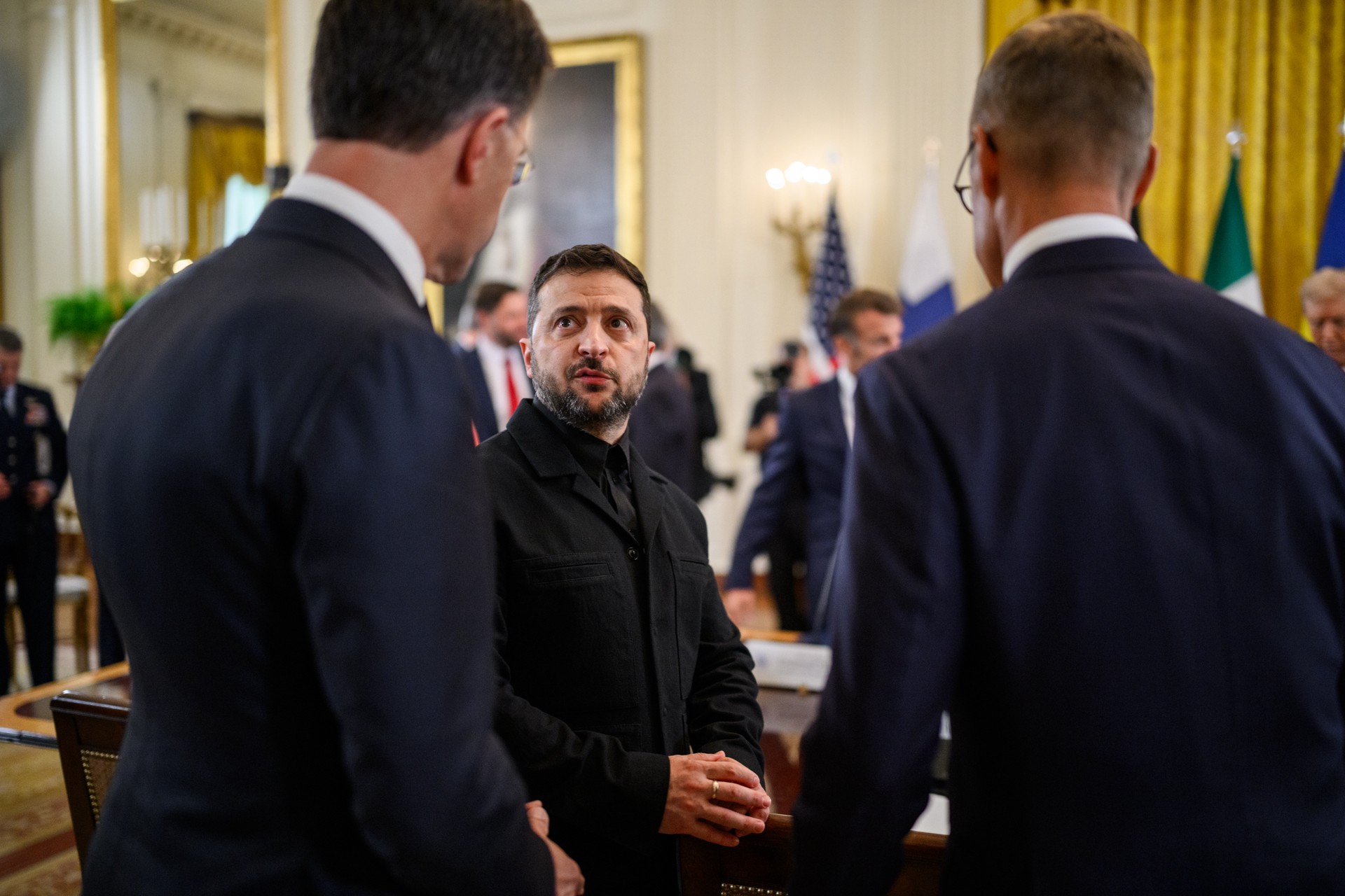 Зеленского сравнили с бешеной макакой на Украине