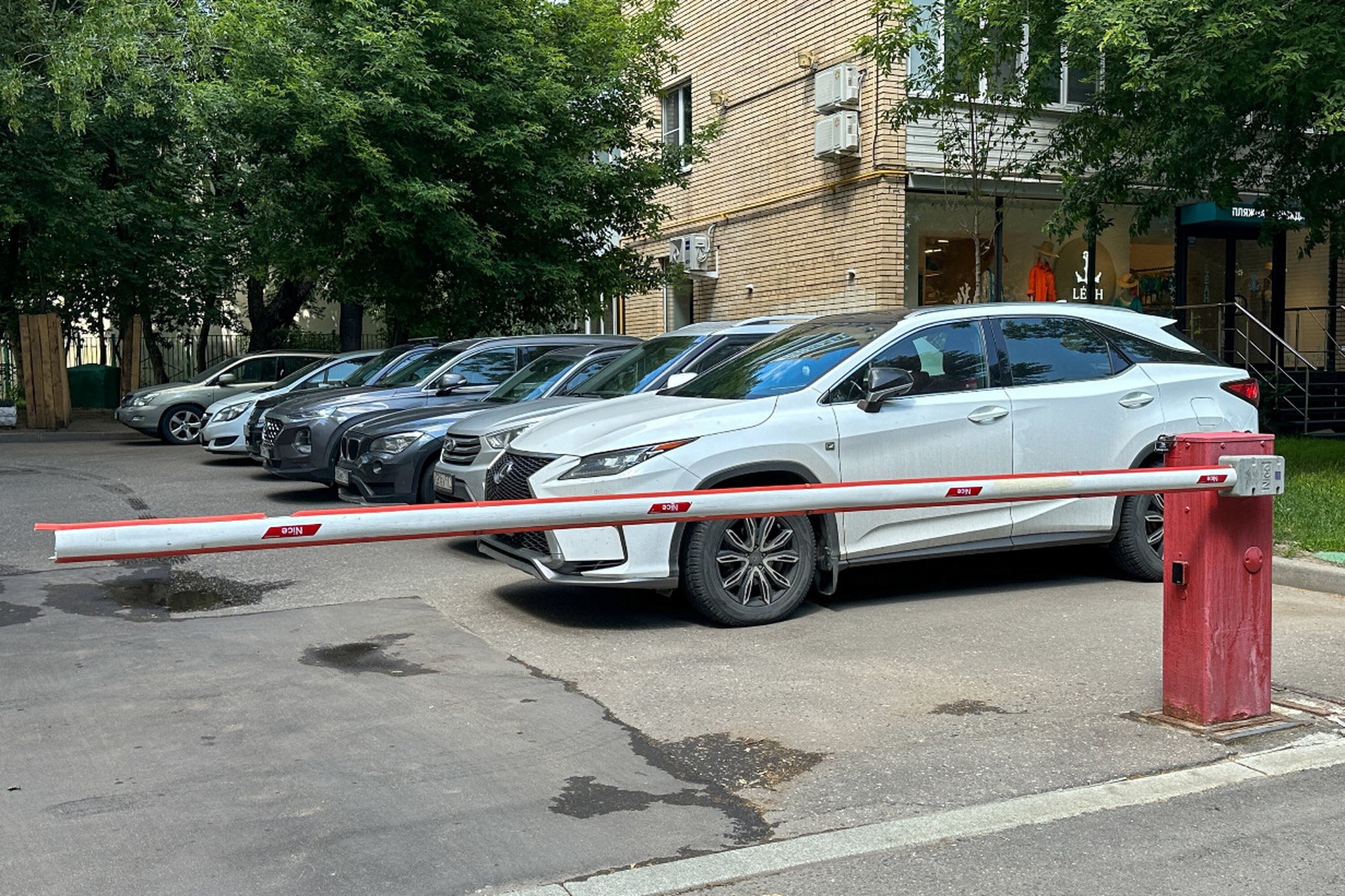 Общественник: Шлагбаумы в московских дворах ставят не от хорошей жизни