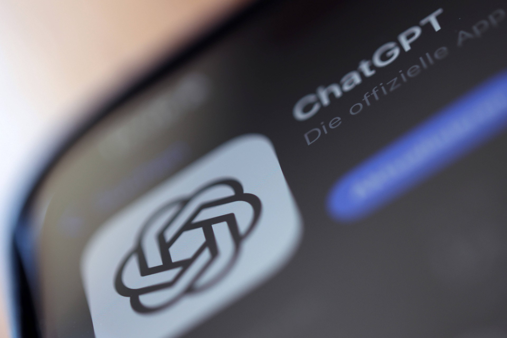 Семья в США подала в суд на создателей ChatGPT из-за самоубийства сына