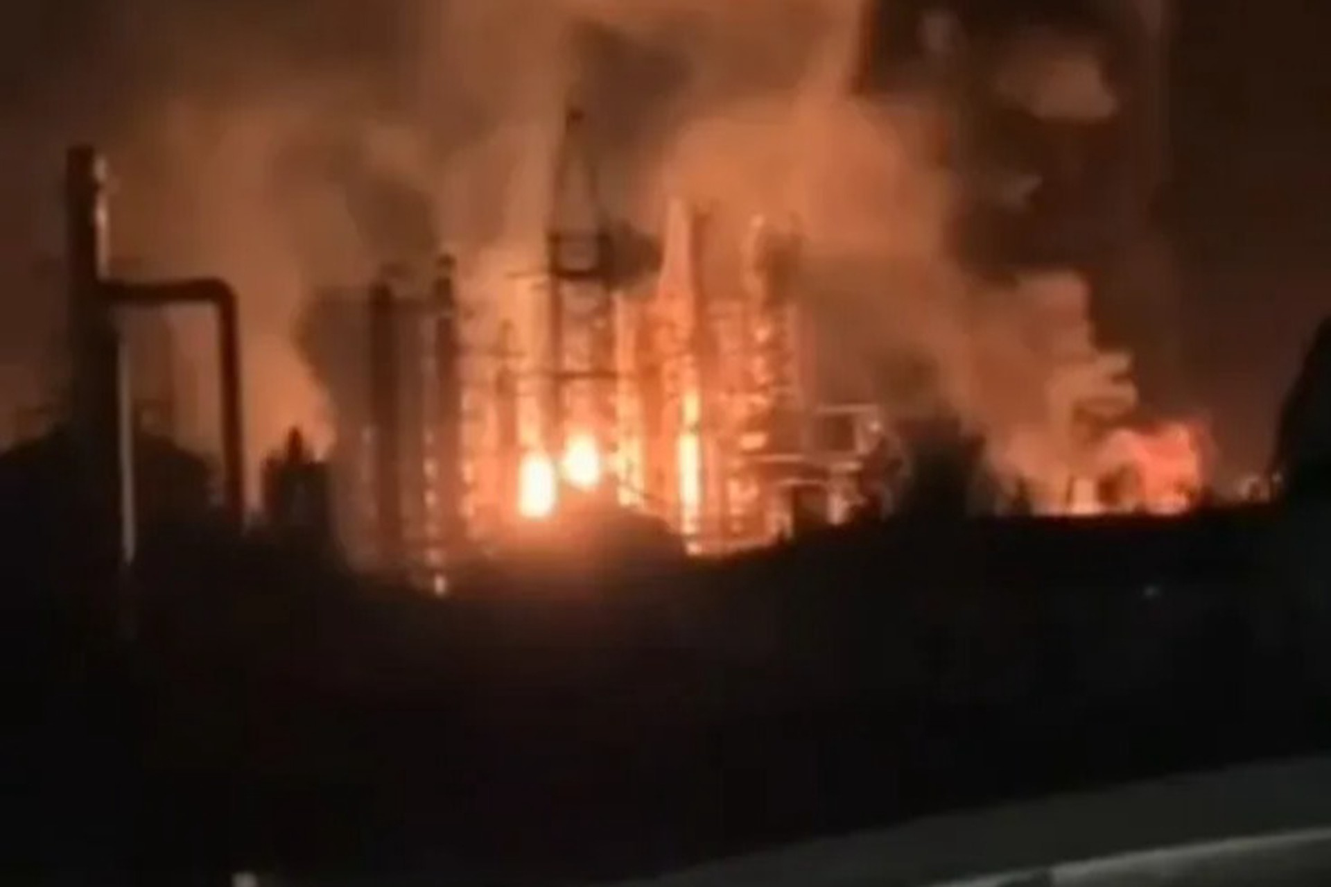 В Краснодарском крае после налета БПЛА загорелась установка НПЗ
