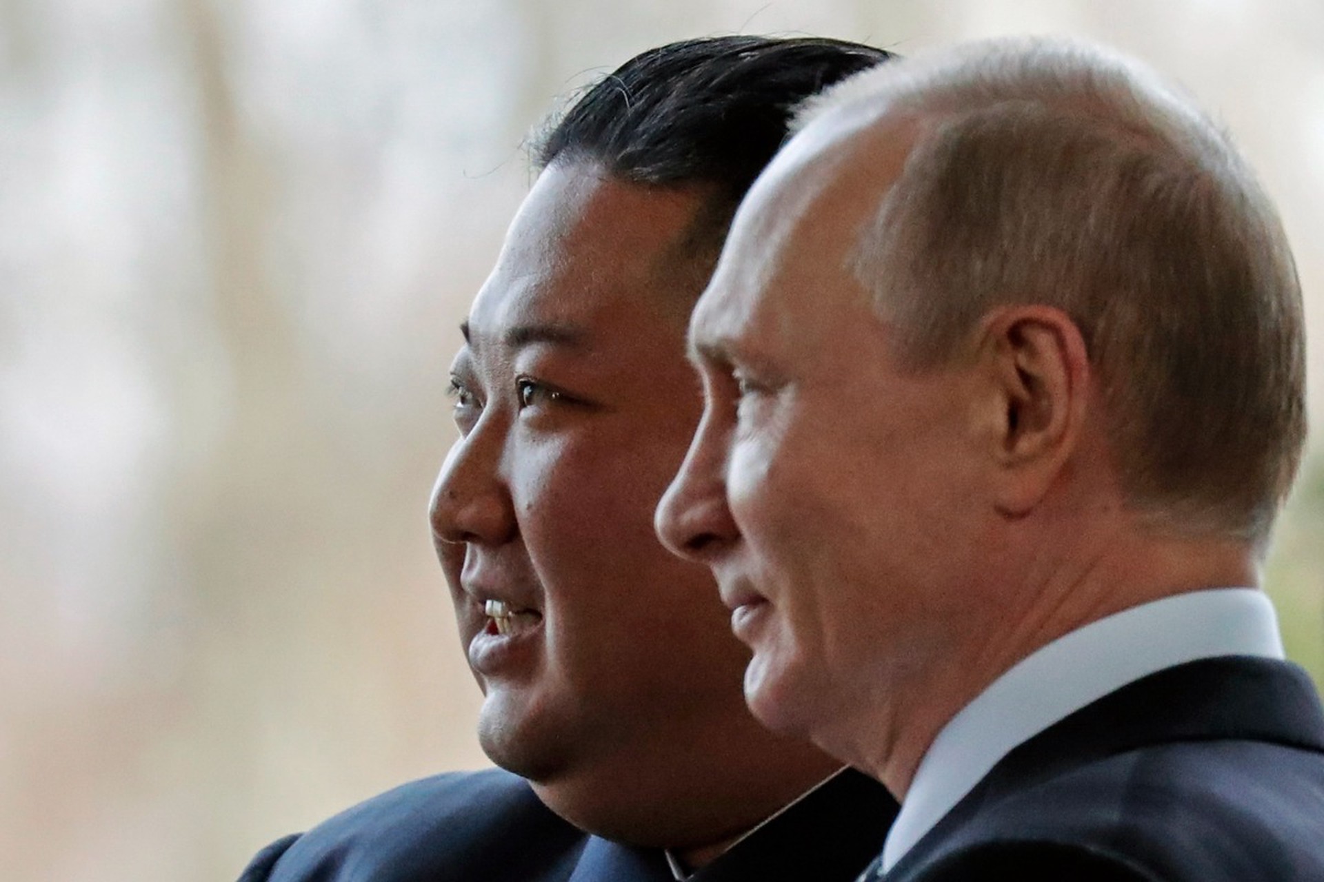 О чем пишут иноСМИ 28 августа: Путин и Ким Чен Ын на военном параде в Пекине, «тайные операции» США в Гренландии, МАГАТЭ снова в Иране
