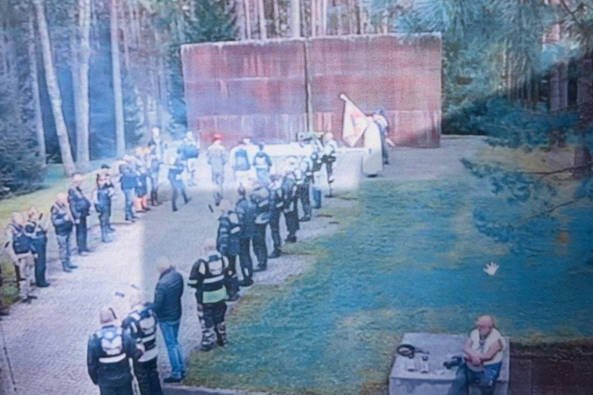 Польские байкеры-провокаторы устроили обряд с факелами на мемориале под Тверью
