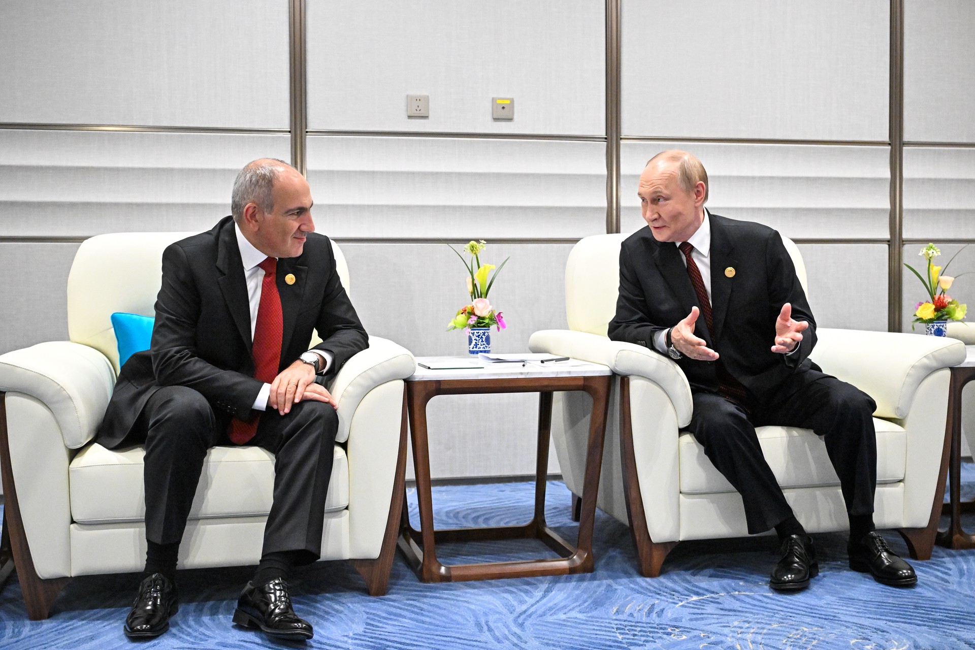 Путин встретился с Пашиняном во время саммита ШОС