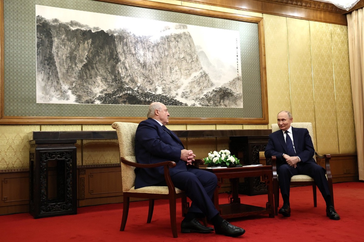 Лукашенко осыпал Путина комплиментами в день 74-летия