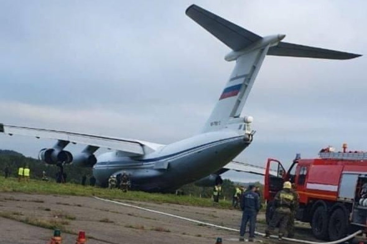 Самолет Ил-76 совершил аварийную посадку в аэропорту под Красноярском