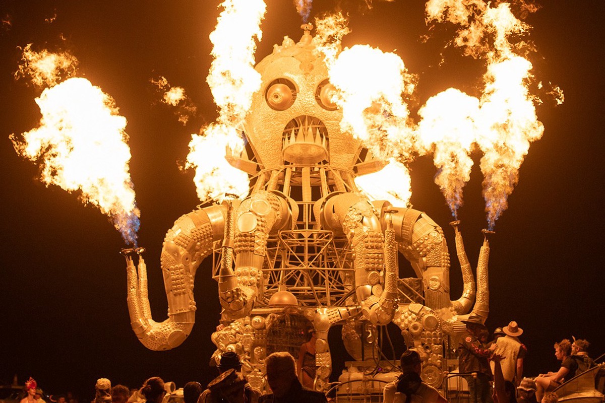 Россиянин погиб на фестивале Burning Man в США, его тело нашли в луже крови
