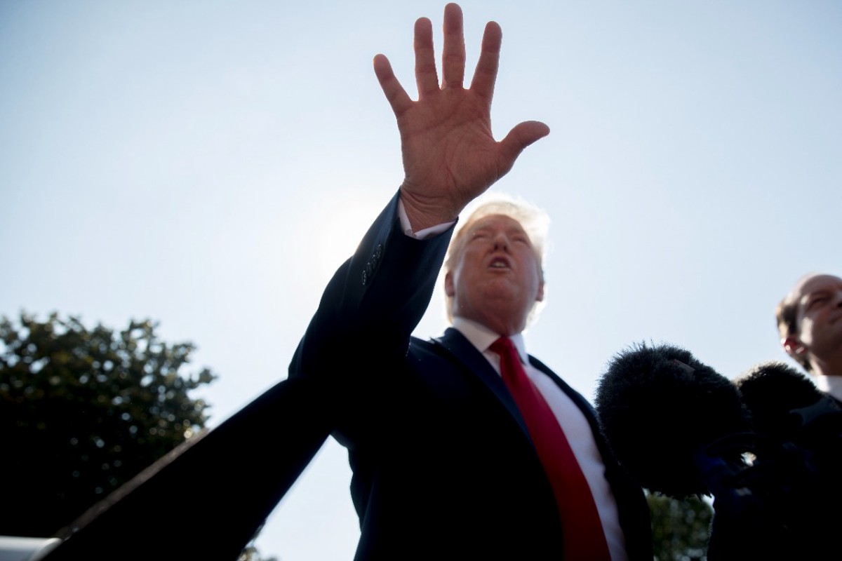 Стало известно, кто стоит за историей с открыткой Трампа для Эпштейна