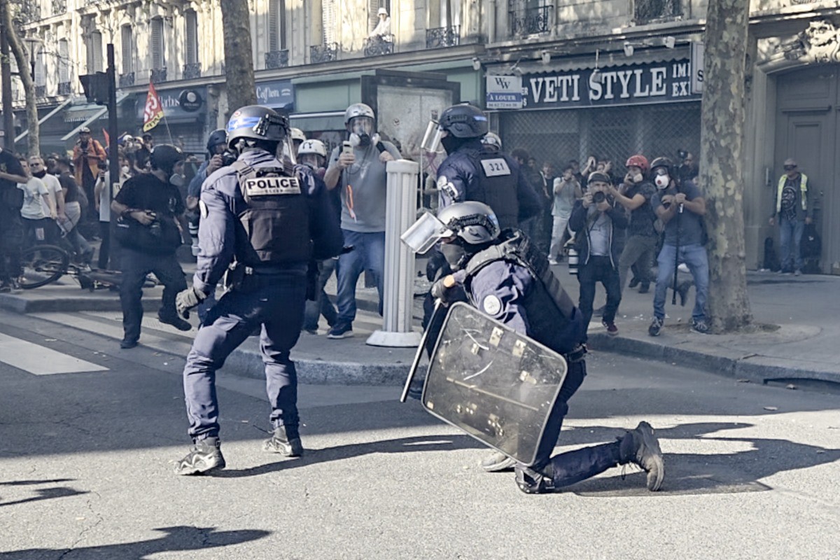 Во Франции задержали более 300 человек на массовых протестах