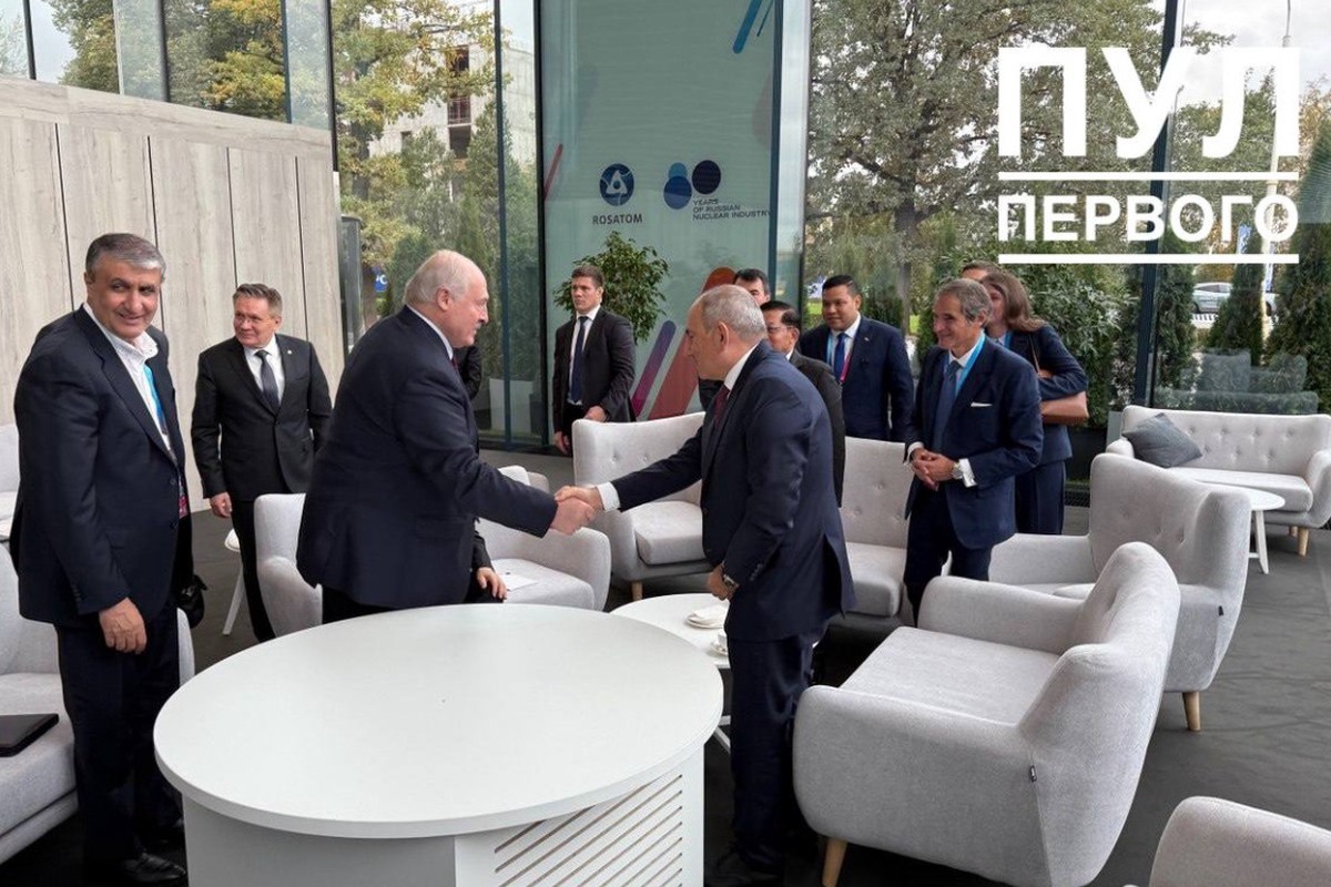 Лукашенко и Пашинян пожали друг другу руки на форуме в Москве