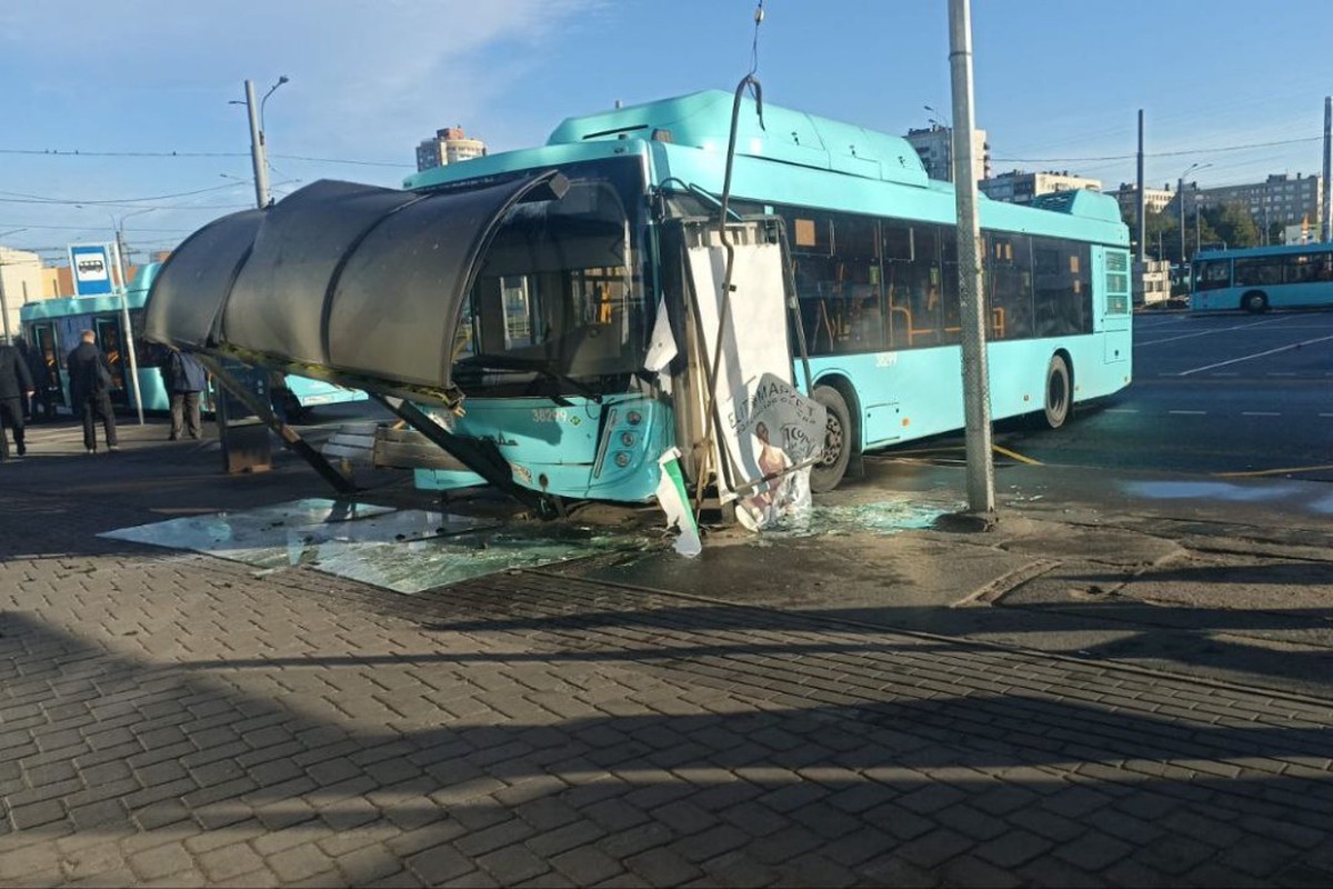 Автобус влетел в остановку в Санкт-Петербурге