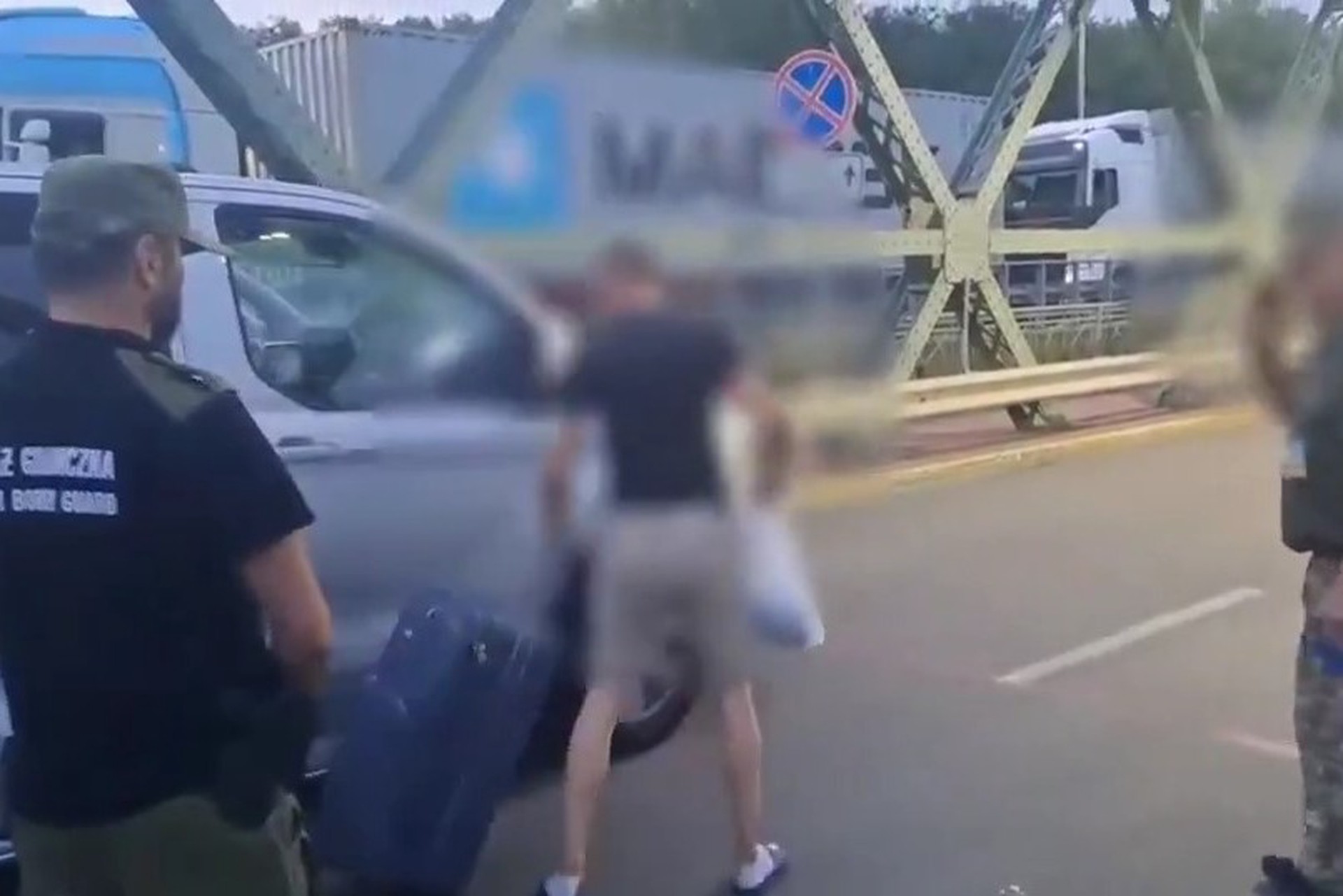 Украинского беженца депортировали из Польши после угроз из-за отмены выплат