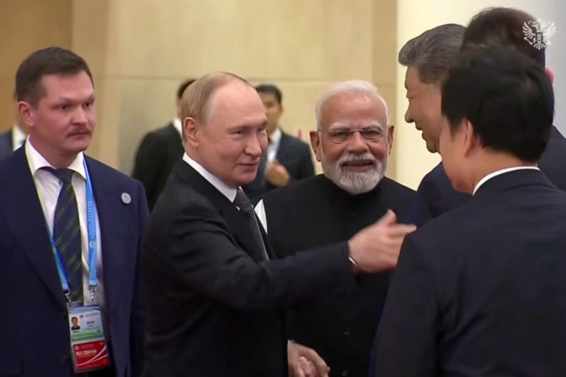 Путин, Си и Моди провели неформальную беседу перед саммитом ШОС