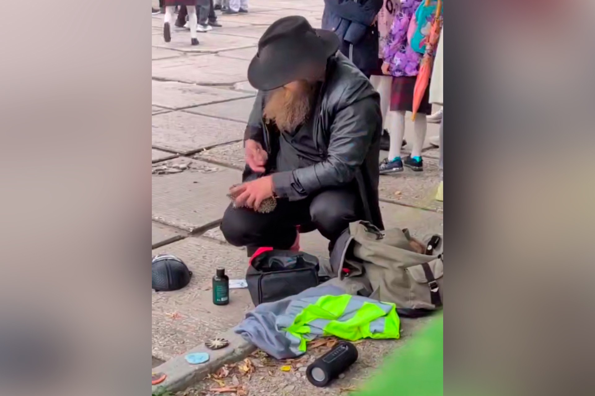 Жонглировавшего ежом на школьной линейке мужчину задержали в Новосибирске