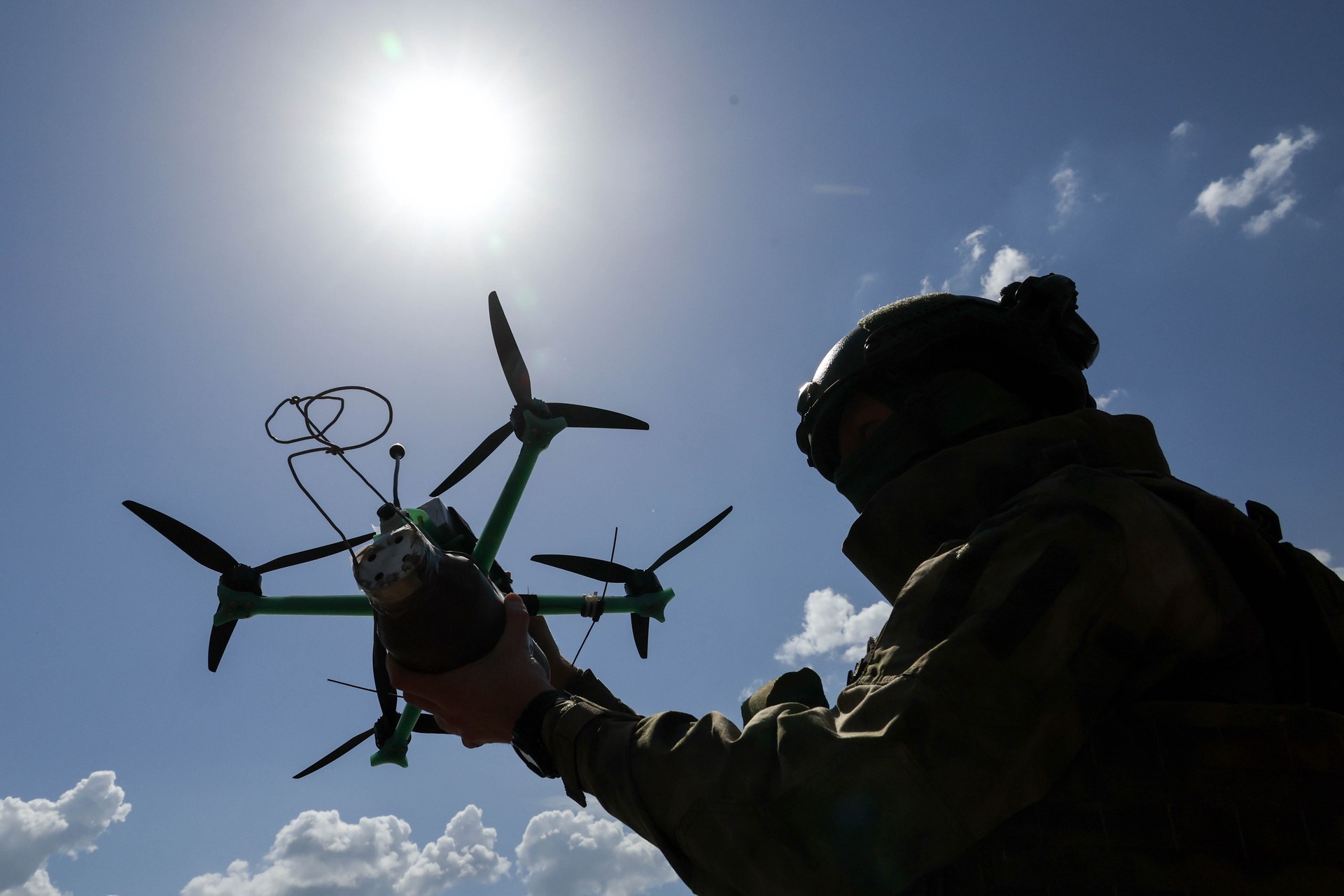 Оператор FPV-дрона взломал оборону ВСУ, повторив трюк Люка Скайуокера